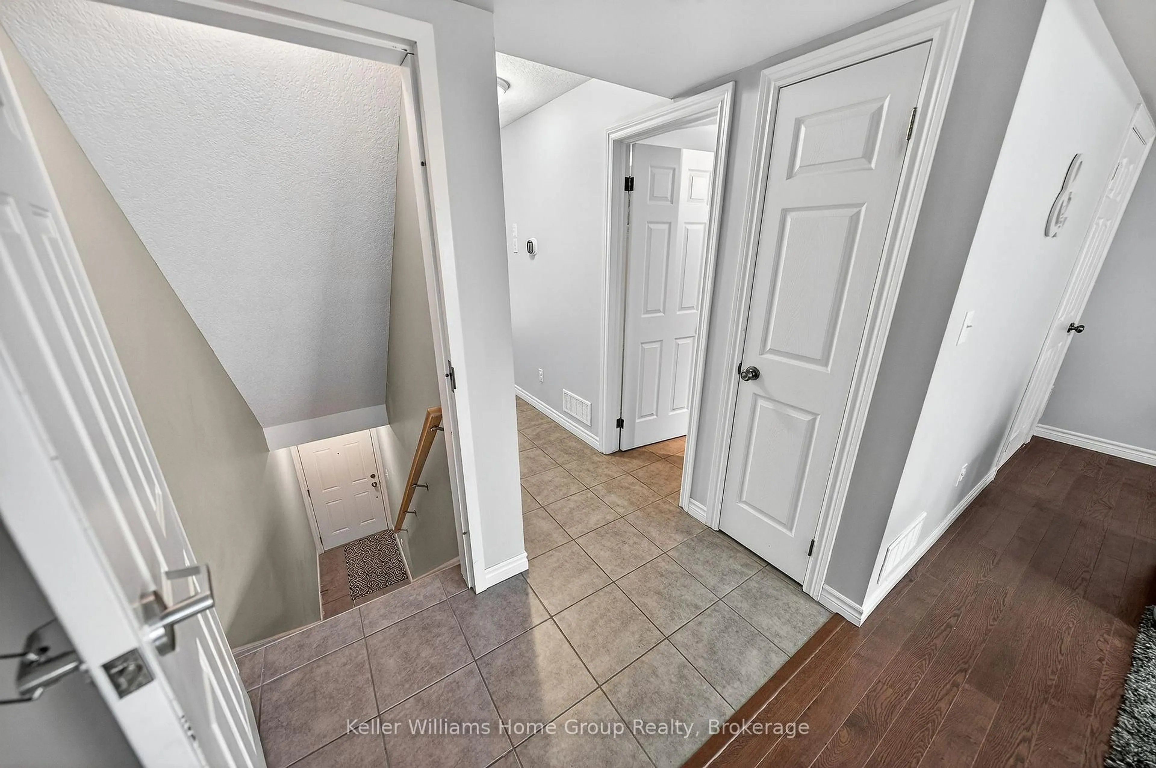 Indoor entryway for 15 Carere Cres #35B, Guelph Ontario N1E 0K4