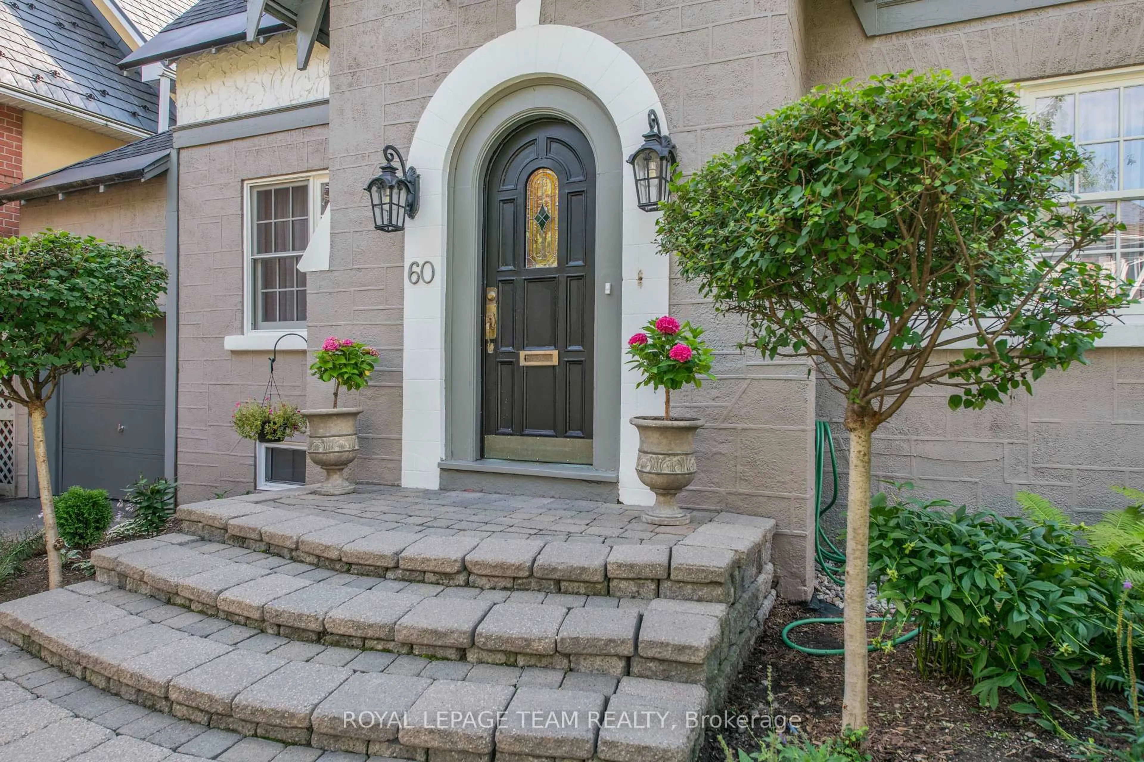 Indoor entryway for 60 GOULBURN Ave, Ottawa Ontario K1N 8C8
