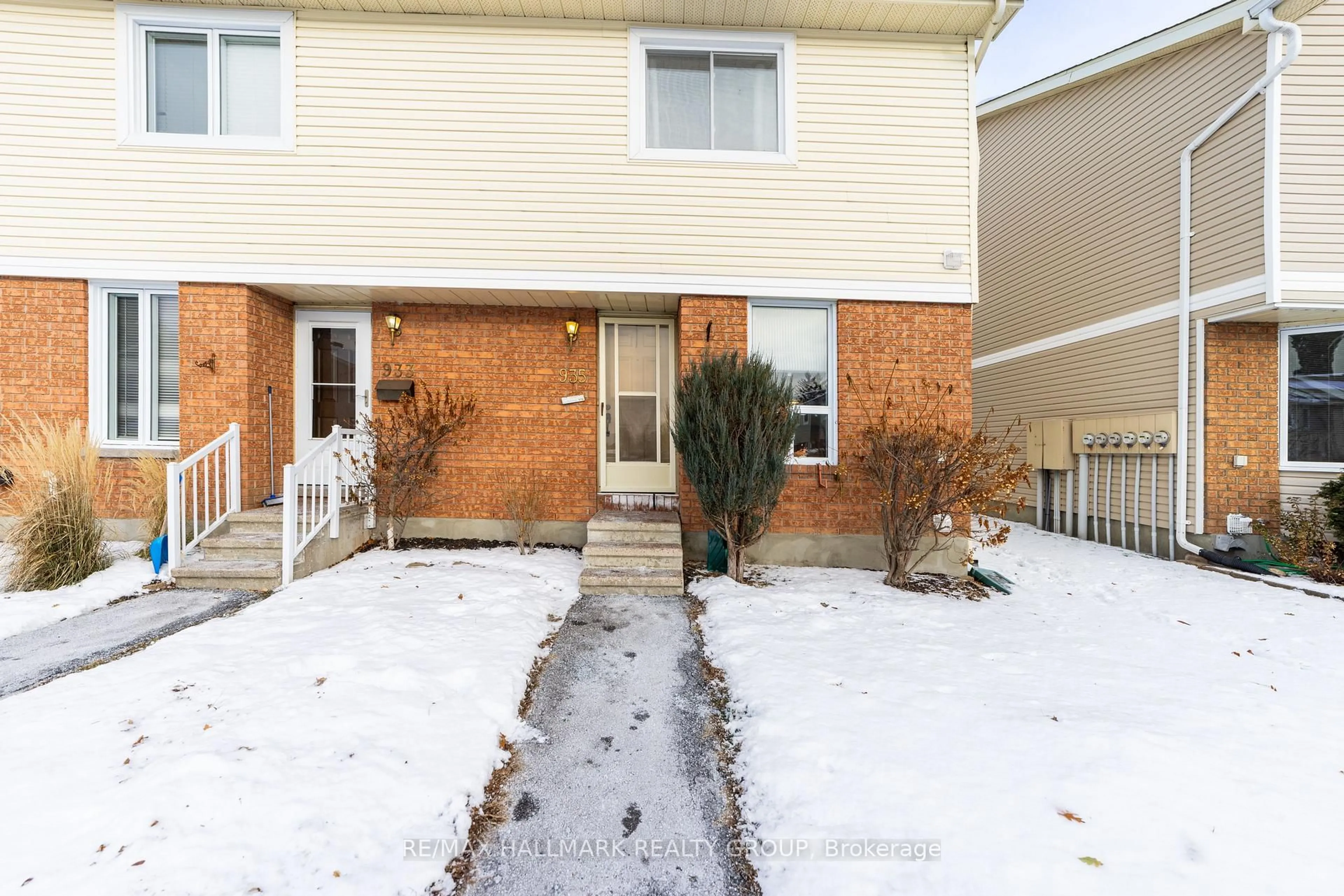 Patio, street for 935 Cookshire Cres #29, Ottawa Ontario K4A 3K4