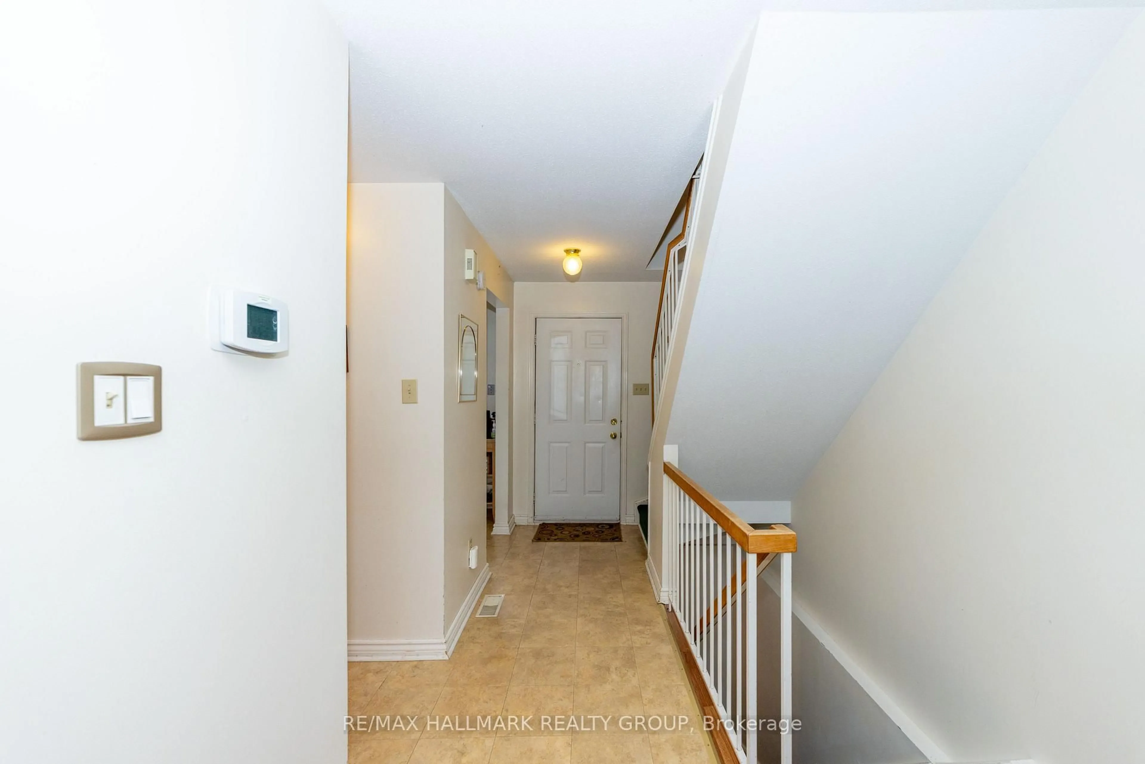 Indoor foyer for 935 Cookshire Cres #29, Ottawa Ontario K4A 3K4