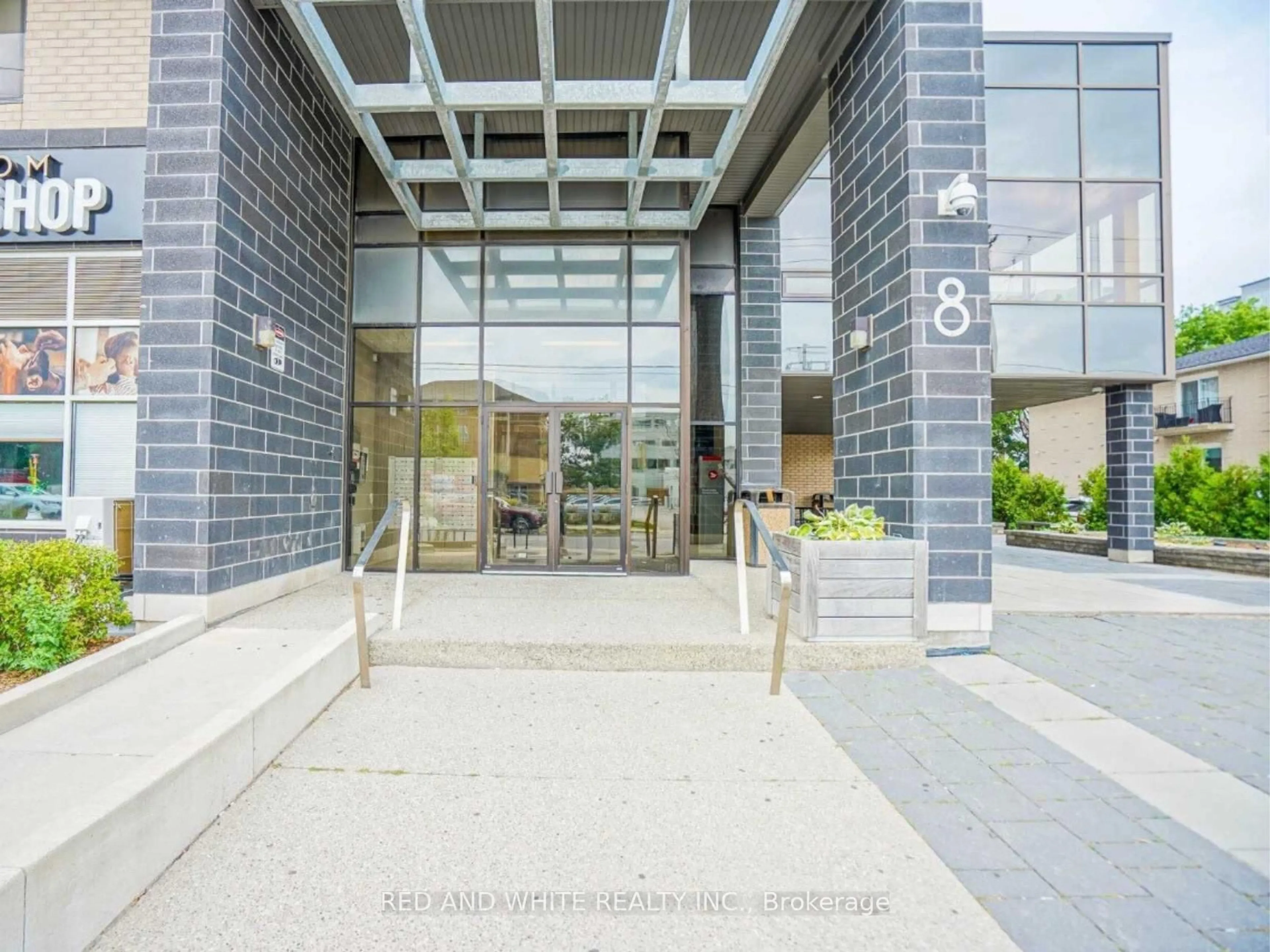 Indoor foyer for 8 HICKORY St #1105, Waterloo Ontario N2L 3H6