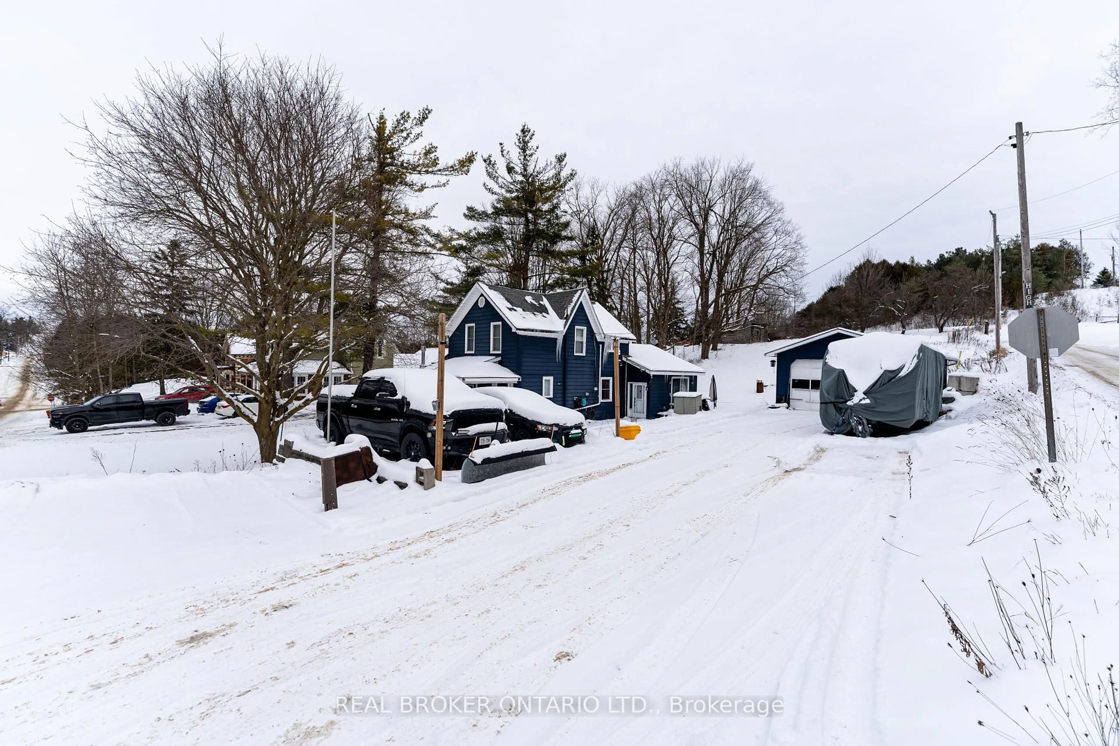 A pic from outside/outdoor area/front of a property/back of a property/a pic from drone, street for 2 High St, Melancthon Ontario L0N 1J0
