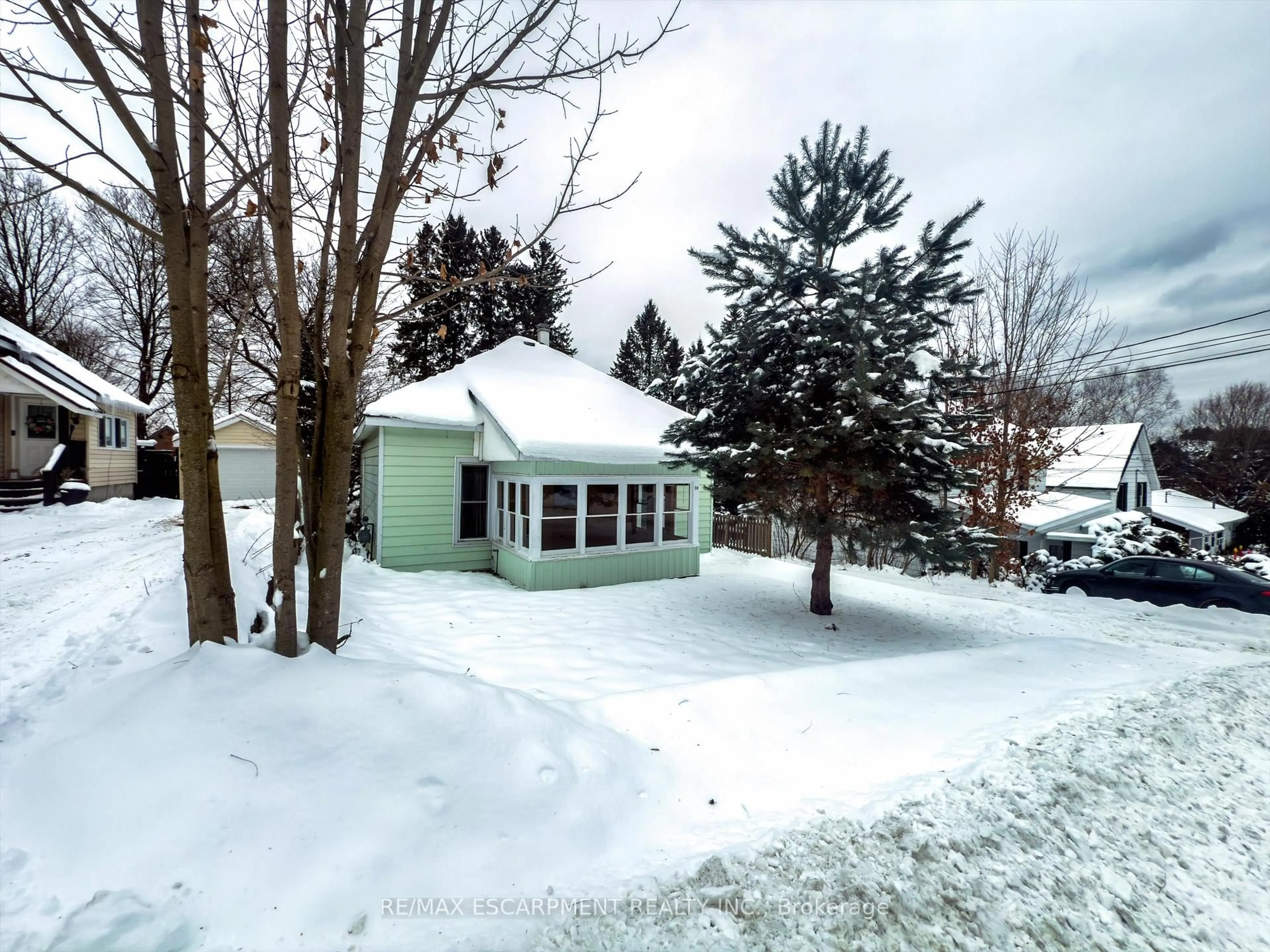 A pic from outside/outdoor area/front of a property/back of a property/a pic from drone, street for 10 Duncan St, Huntsville Ontario P1H 1P6