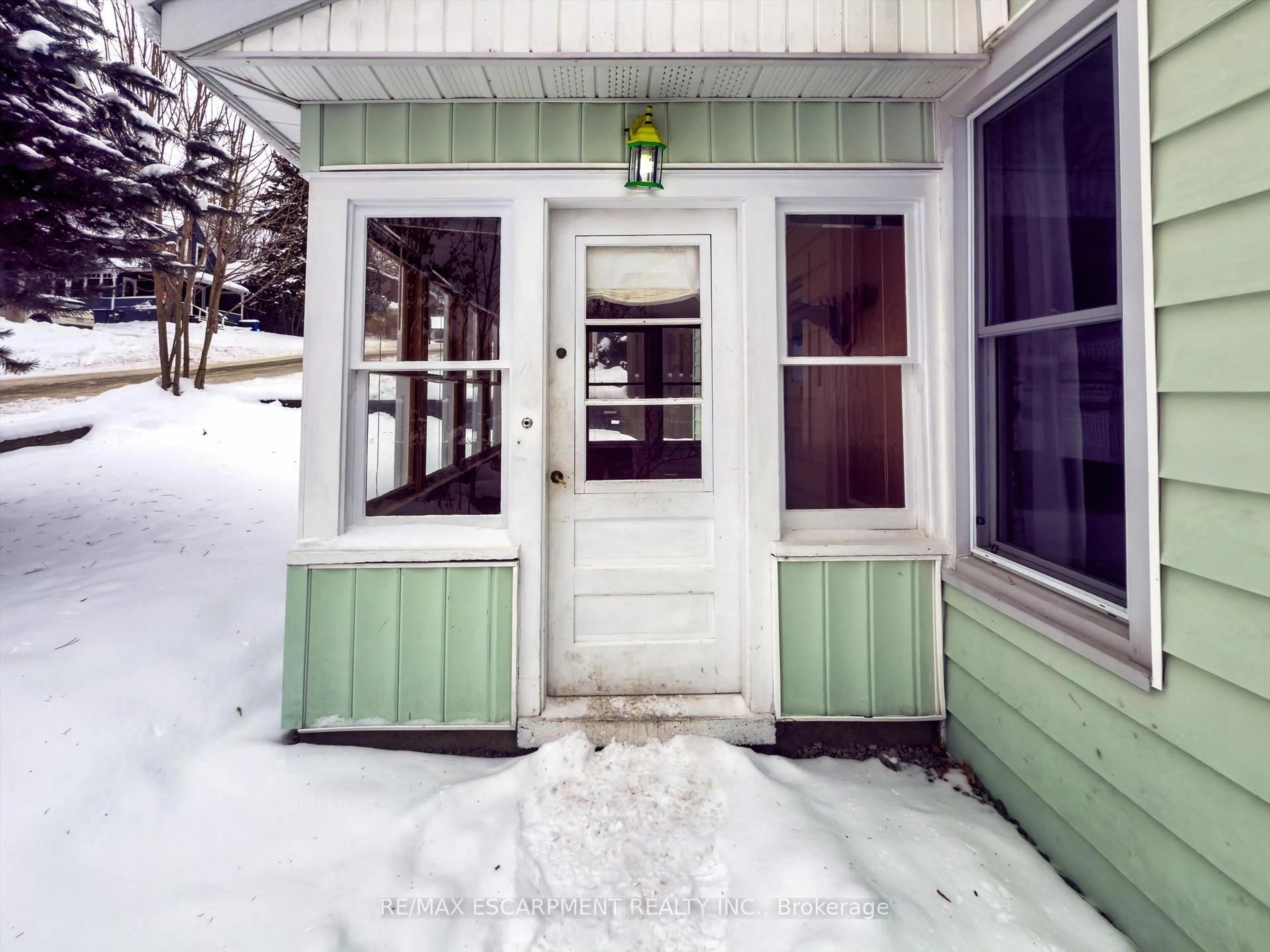 Indoor entryway for 10 Duncan St, Huntsville Ontario P1H 1P6