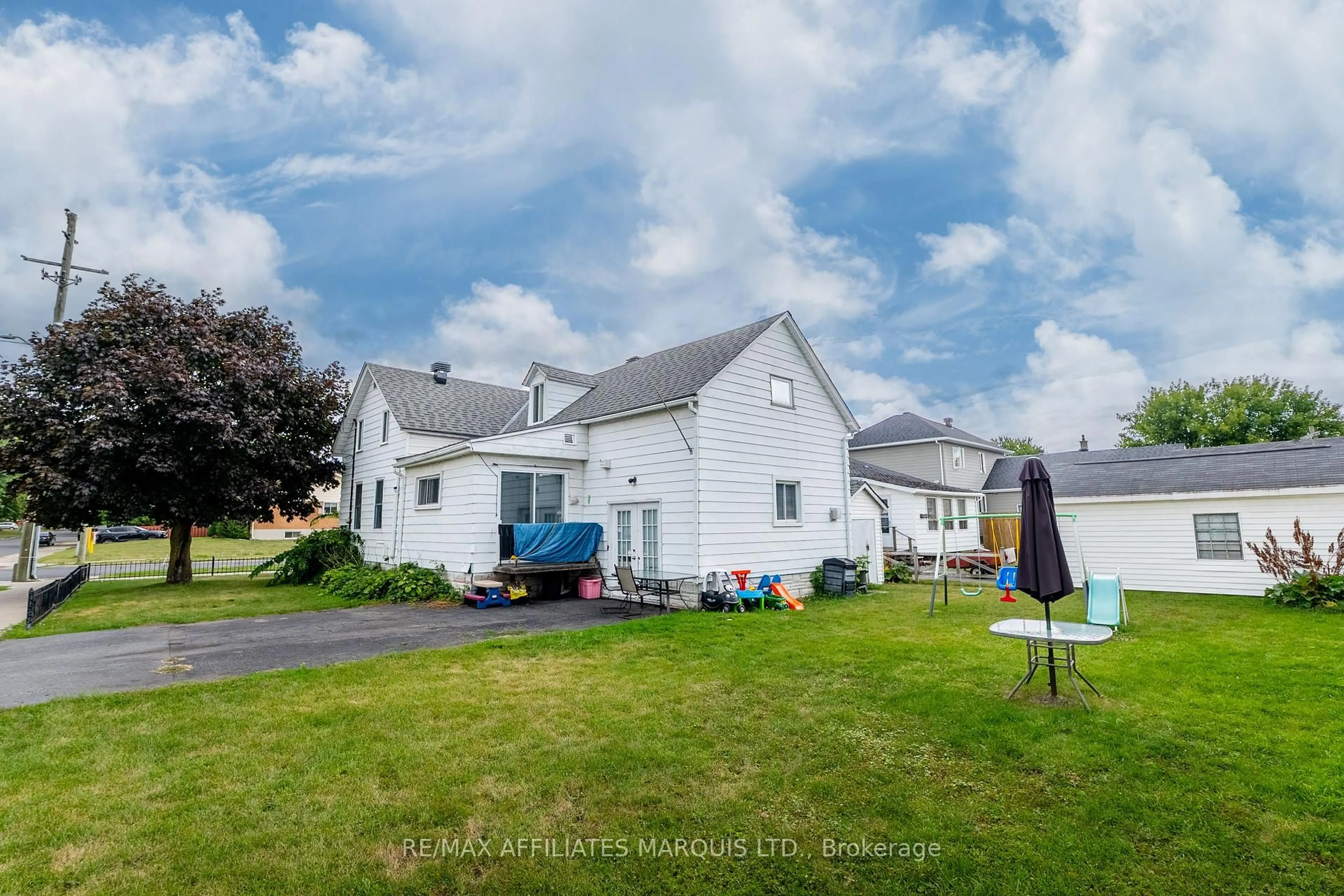 A pic from outside/outdoor area/front of a property/back of a property/a pic from drone, unknown for 642 Marlborough St, Cornwall Ontario K6H 4B1