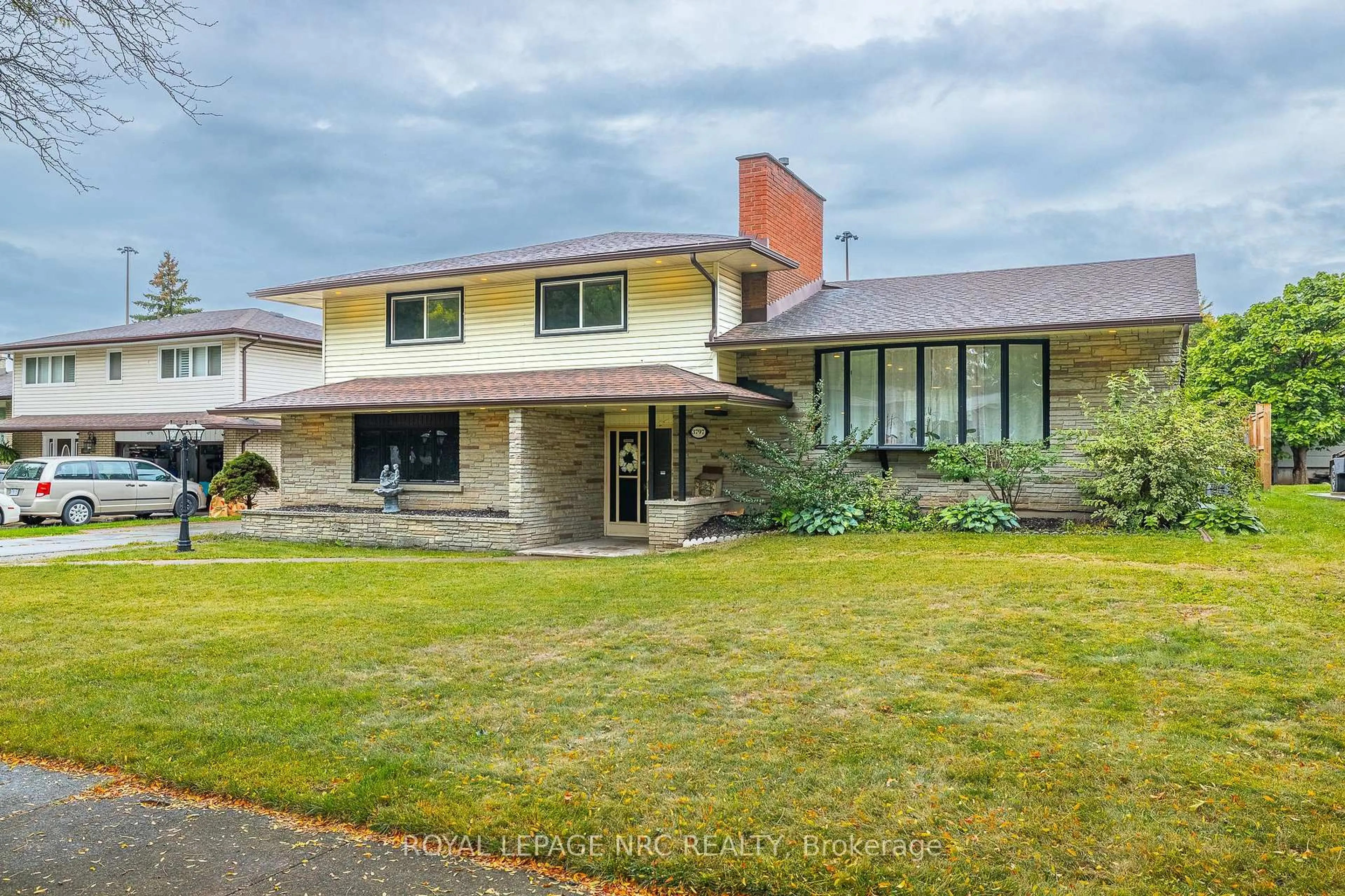 Home with brick exterior material, street for 3797 Wiltshire Blvd, Niagara Falls Ontario L2J 3E5