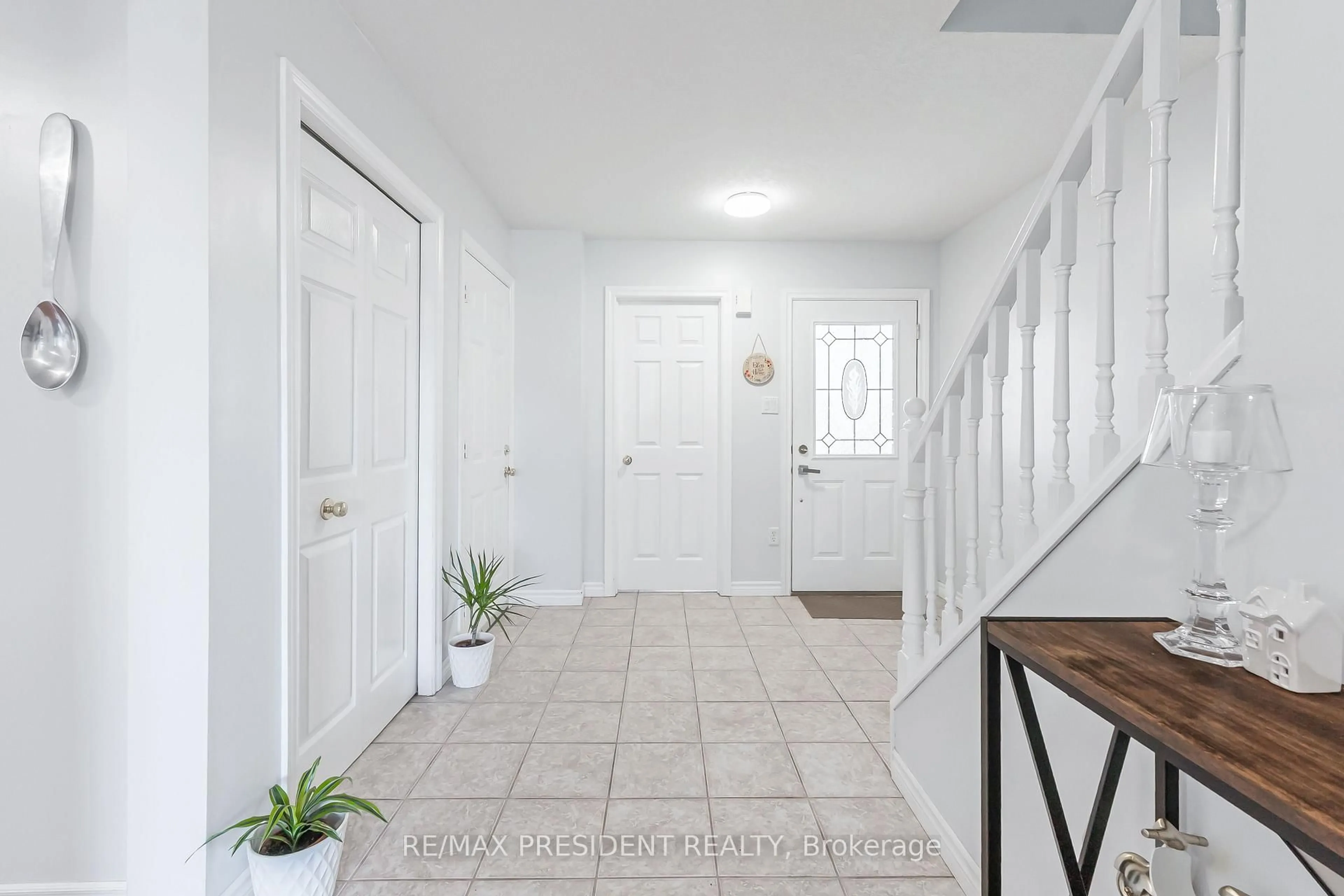 Indoor entryway for 68 Wheatland Dr, Cambridge Ontario N1P 1C5