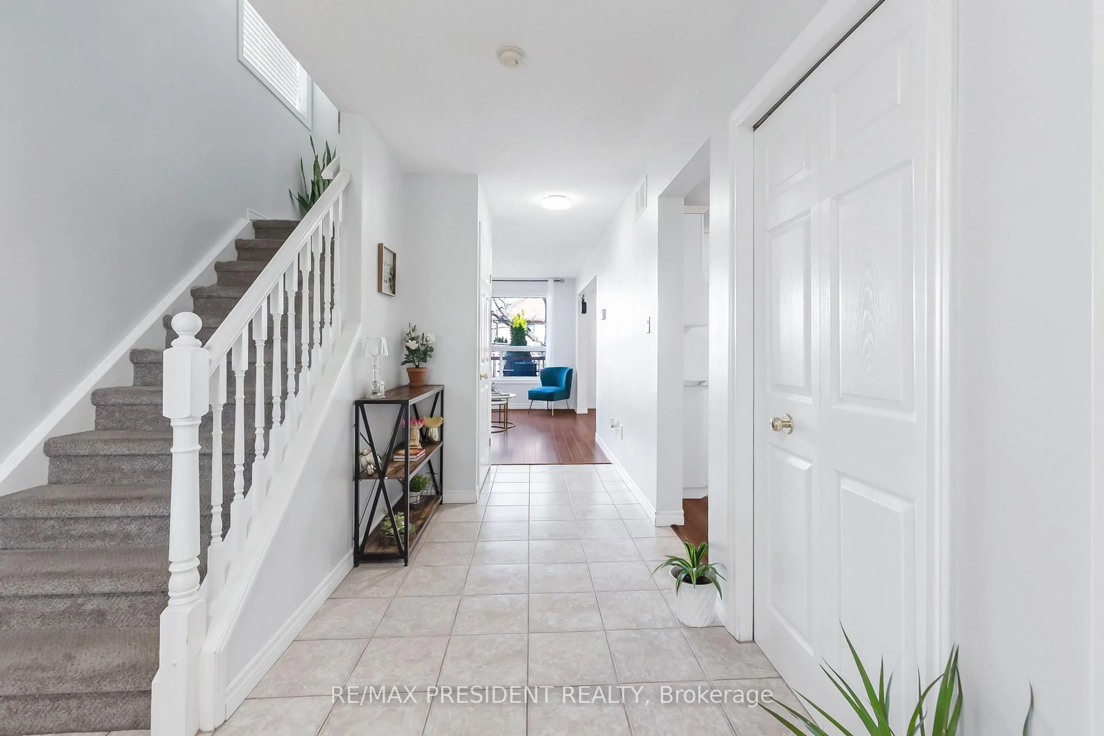 Indoor entryway for 68 Wheatland Dr, Cambridge Ontario N1P 1C5