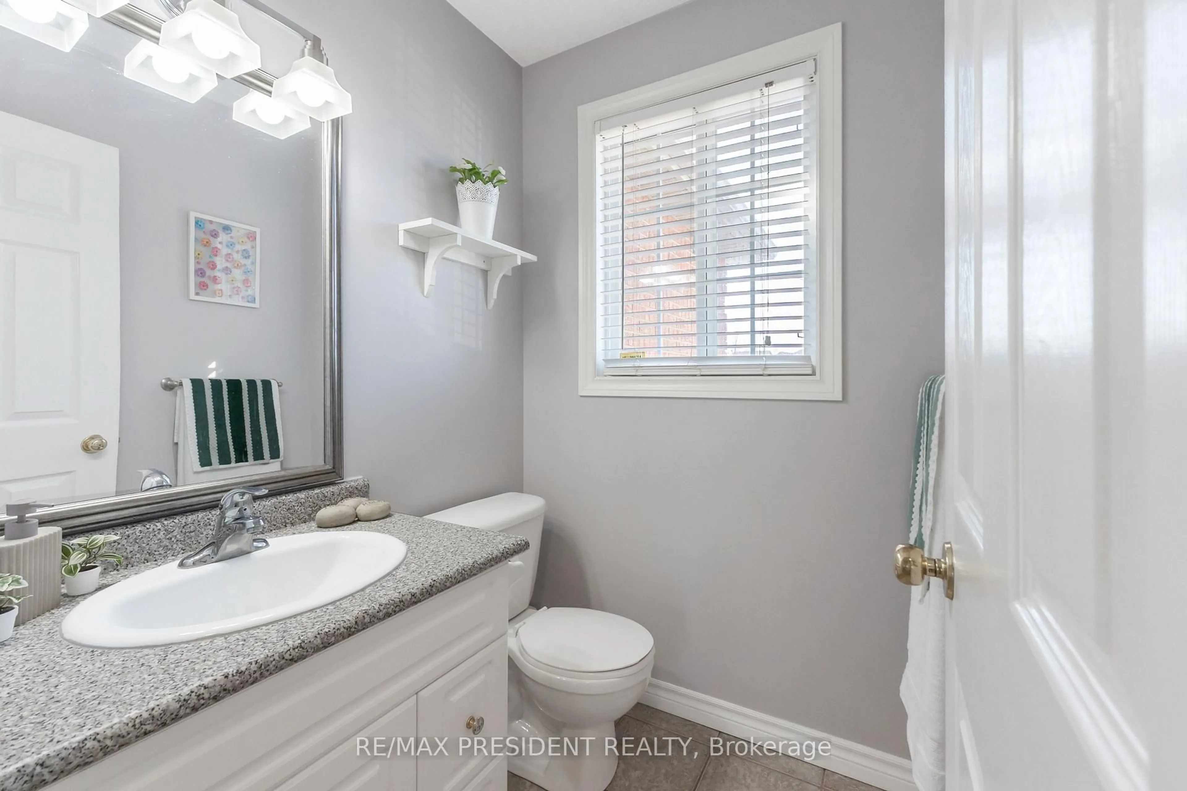 Standard bathroom, ceramic/tile floor for 68 Wheatland Dr, Cambridge Ontario N1P 1C5
