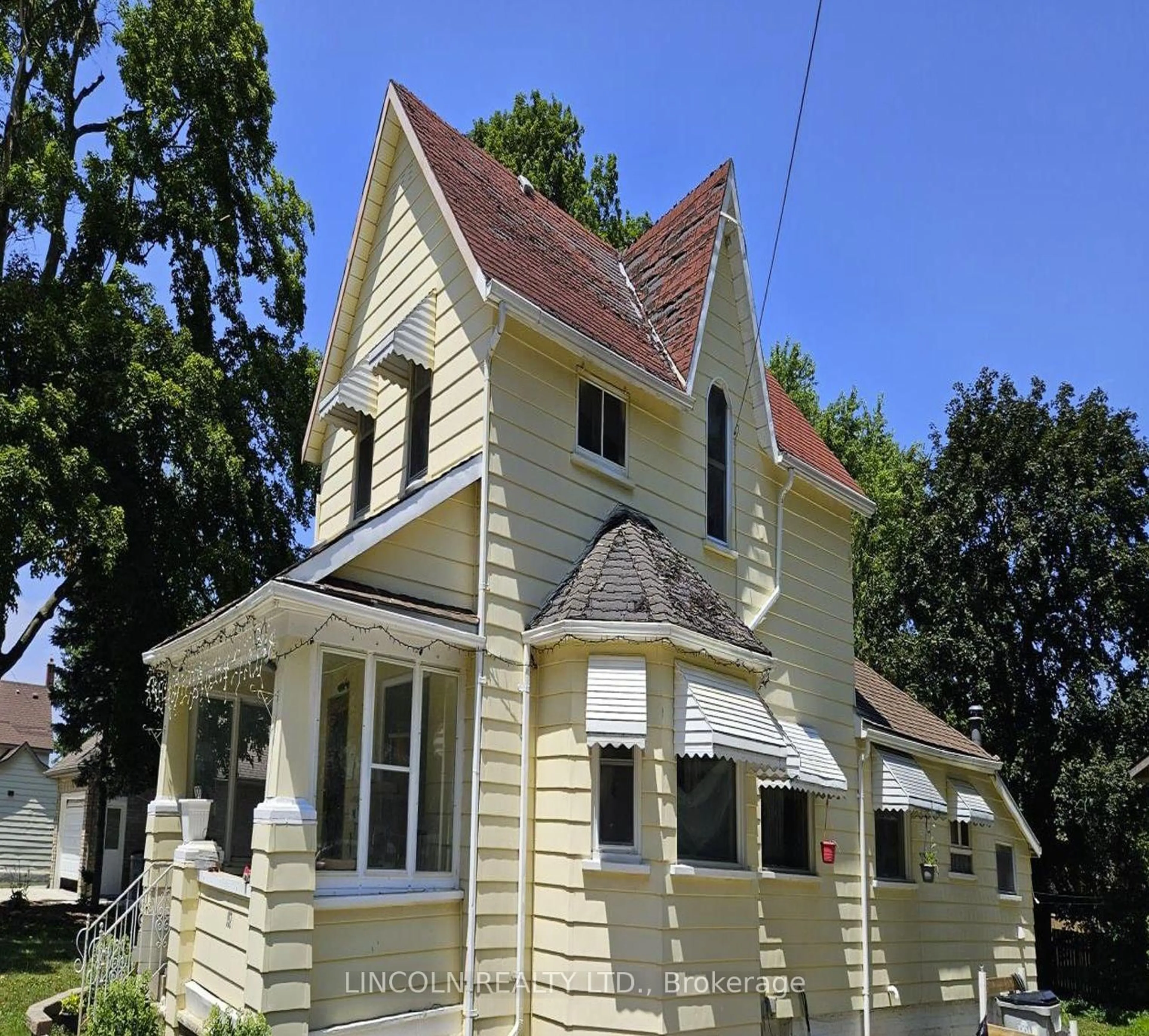 Home with vinyl exterior material, street for 192 William St, North Middlesex Ontario N0M 2K0