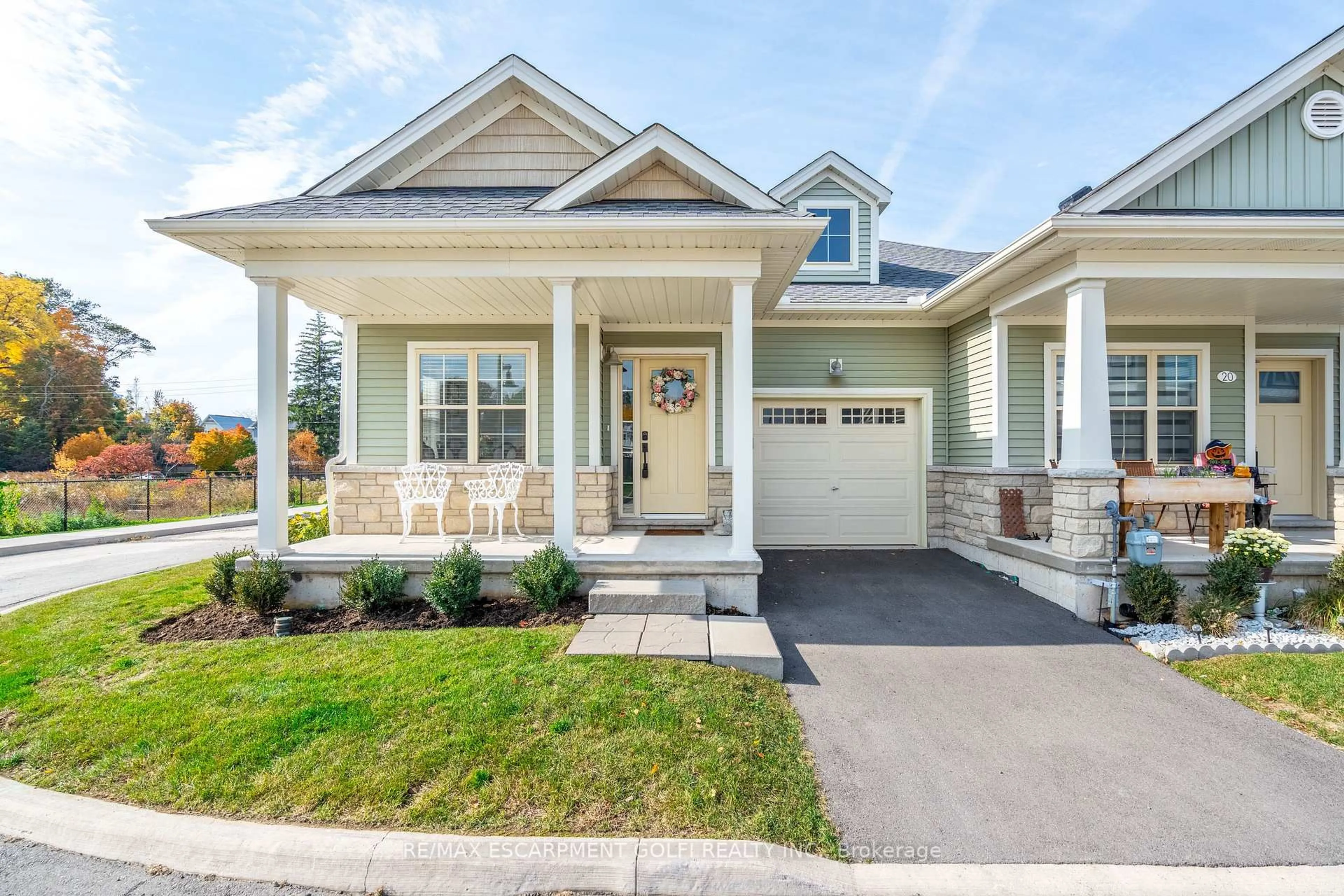 Home with vinyl exterior material, street for 22 SOUTH COAST Circ, Fort Erie Ontario L0S 1B0