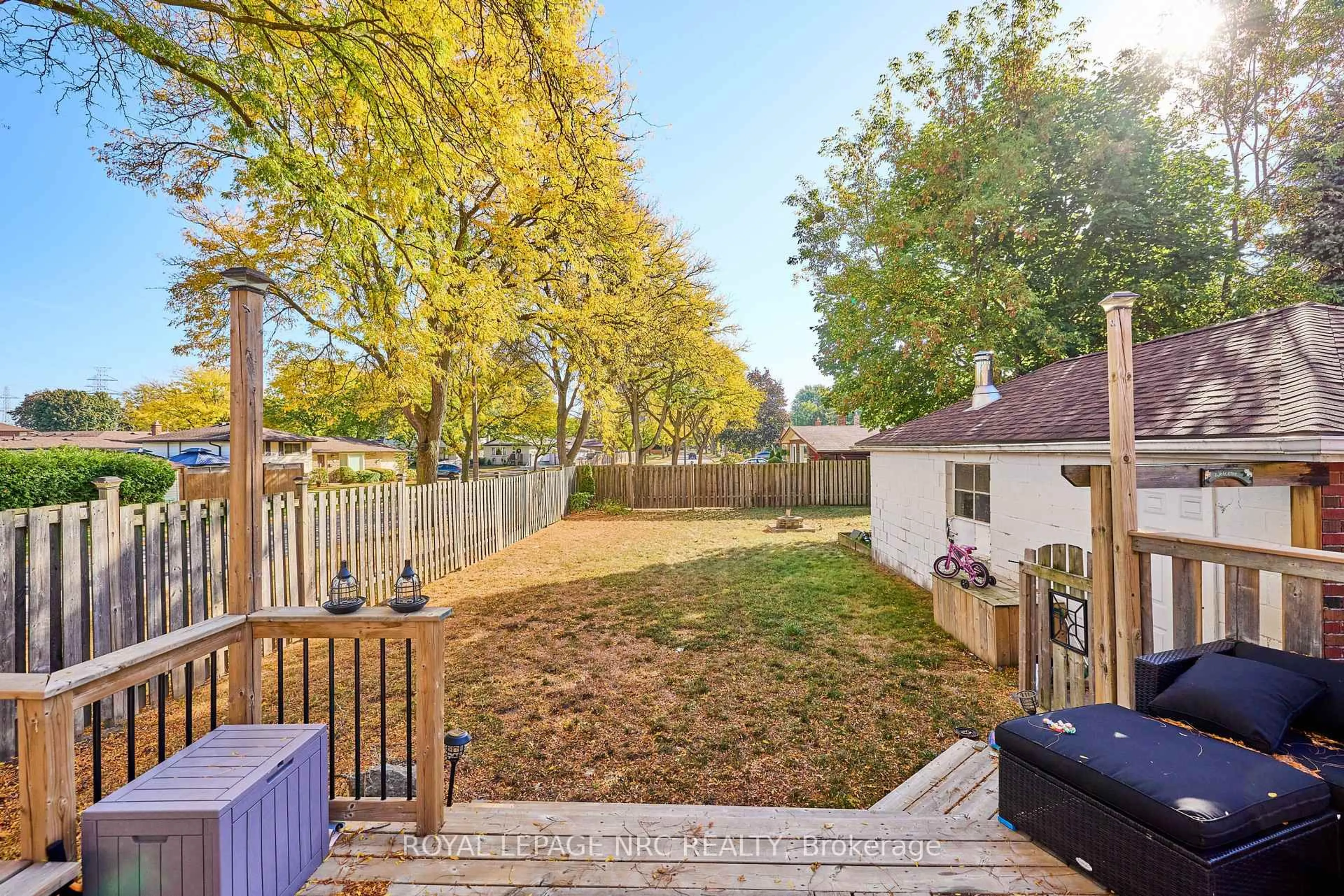 Patio, street for 2862 Dorchester Rd, Niagara Falls Ontario L2J 2Z3