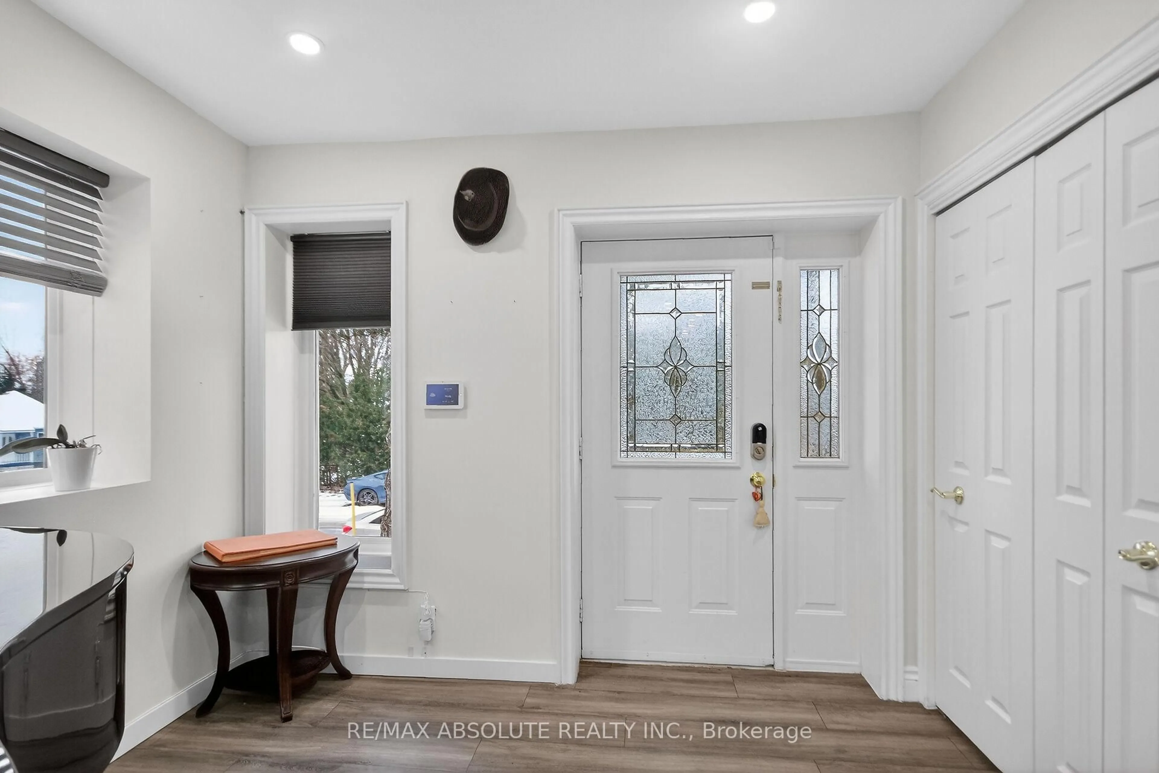 Indoor entryway for 147 LONGPRE St, Ottawa Ontario K1L 7J5