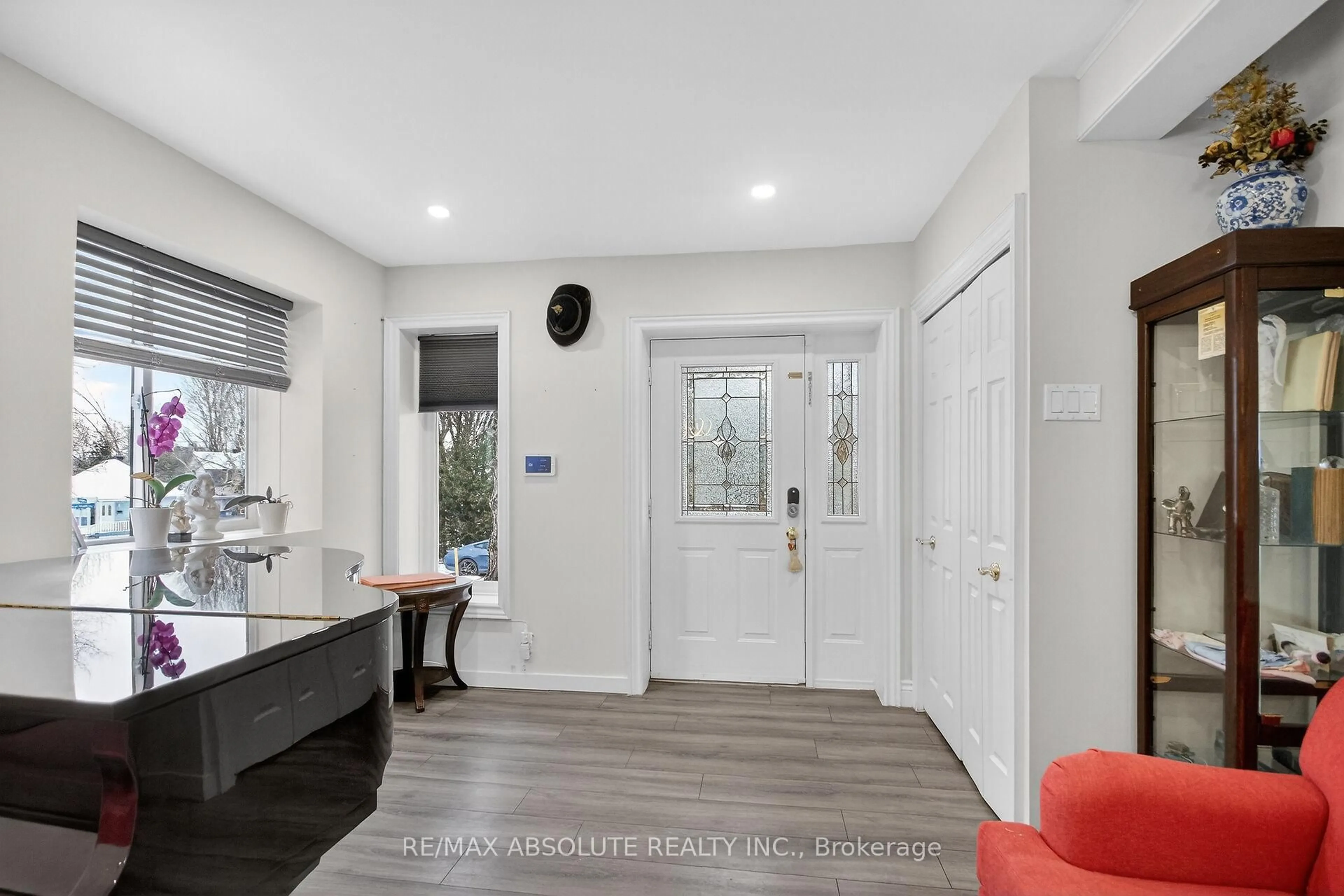 Indoor entryway for 147 LONGPRE St, Ottawa Ontario K1L 7J5