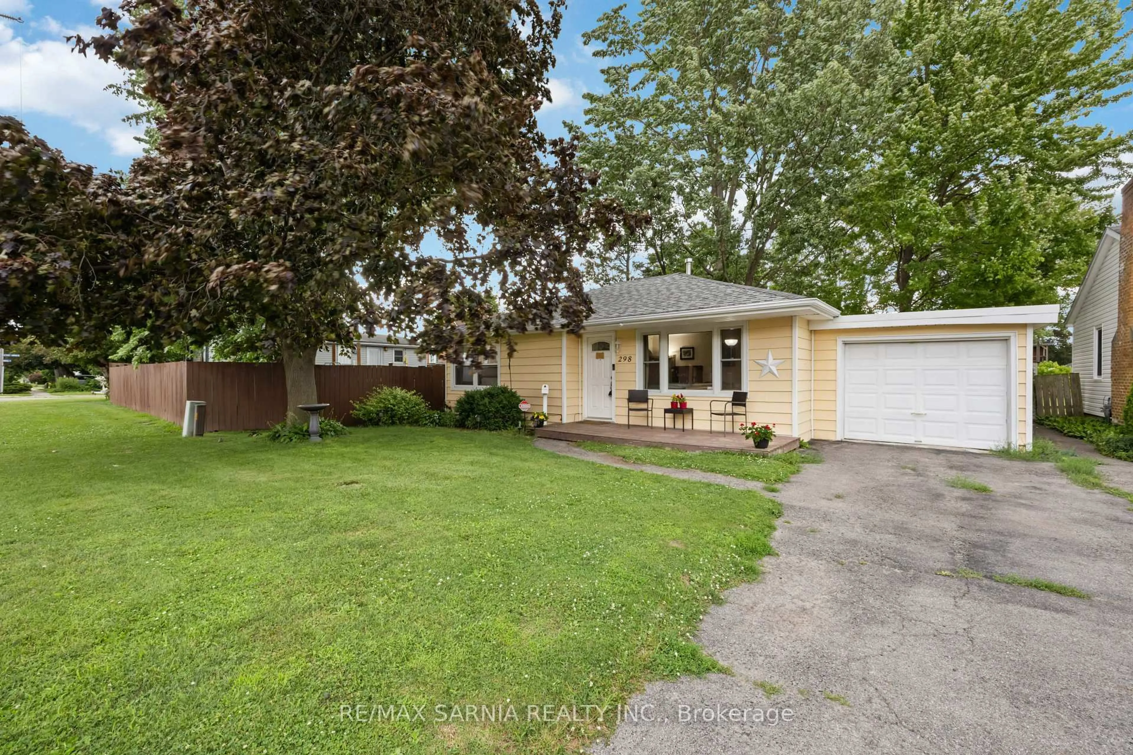 A pic from outside/outdoor area/front of a property/back of a property/a pic from drone, street for 298 Lorne Ave, Chatham-Kent Ontario N8A 2Z2