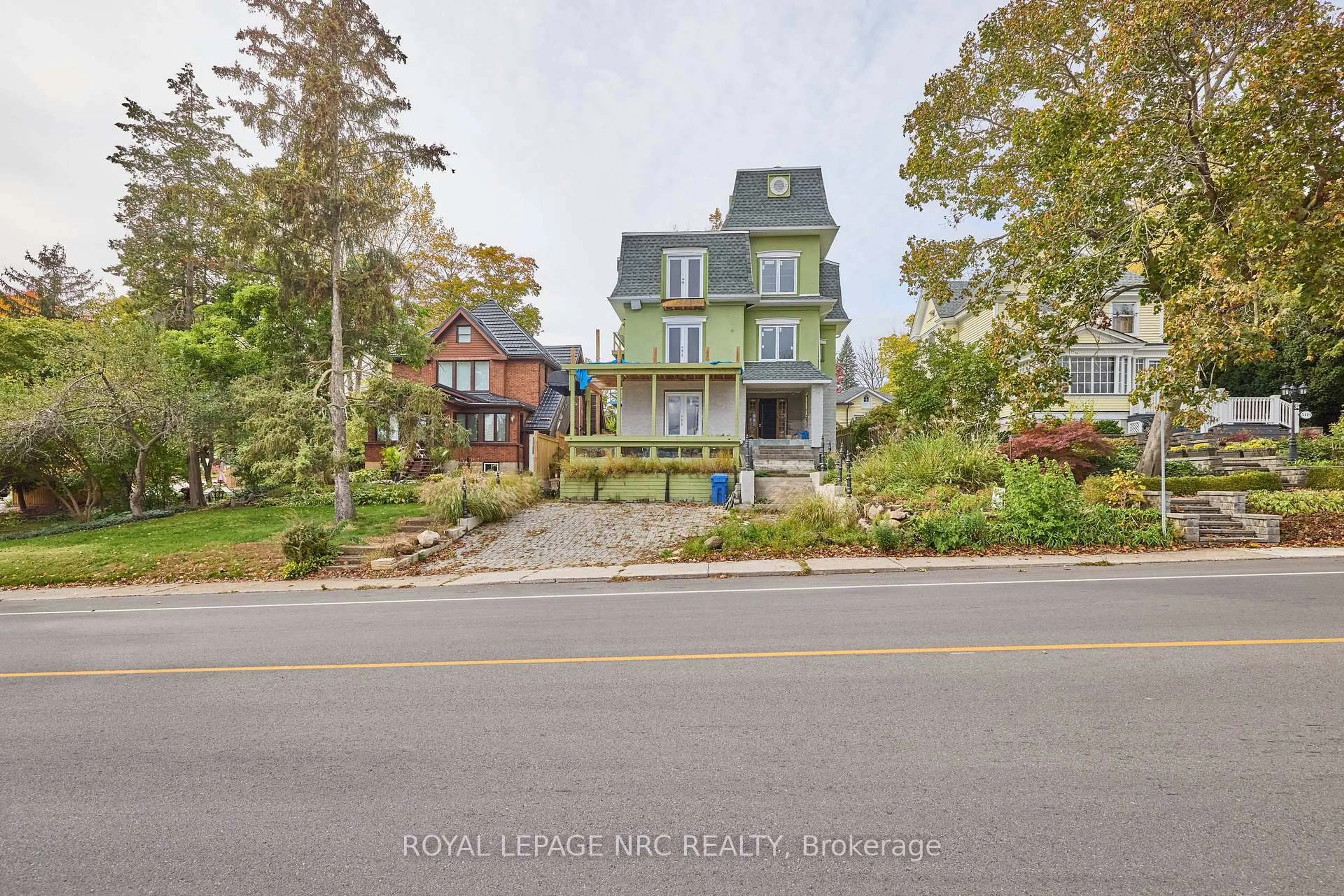 A pic from outside/outdoor area/front of a property/back of a property/a pic from drone, street for 5427 River Rd, Niagara Falls Ontario L2E 3H1