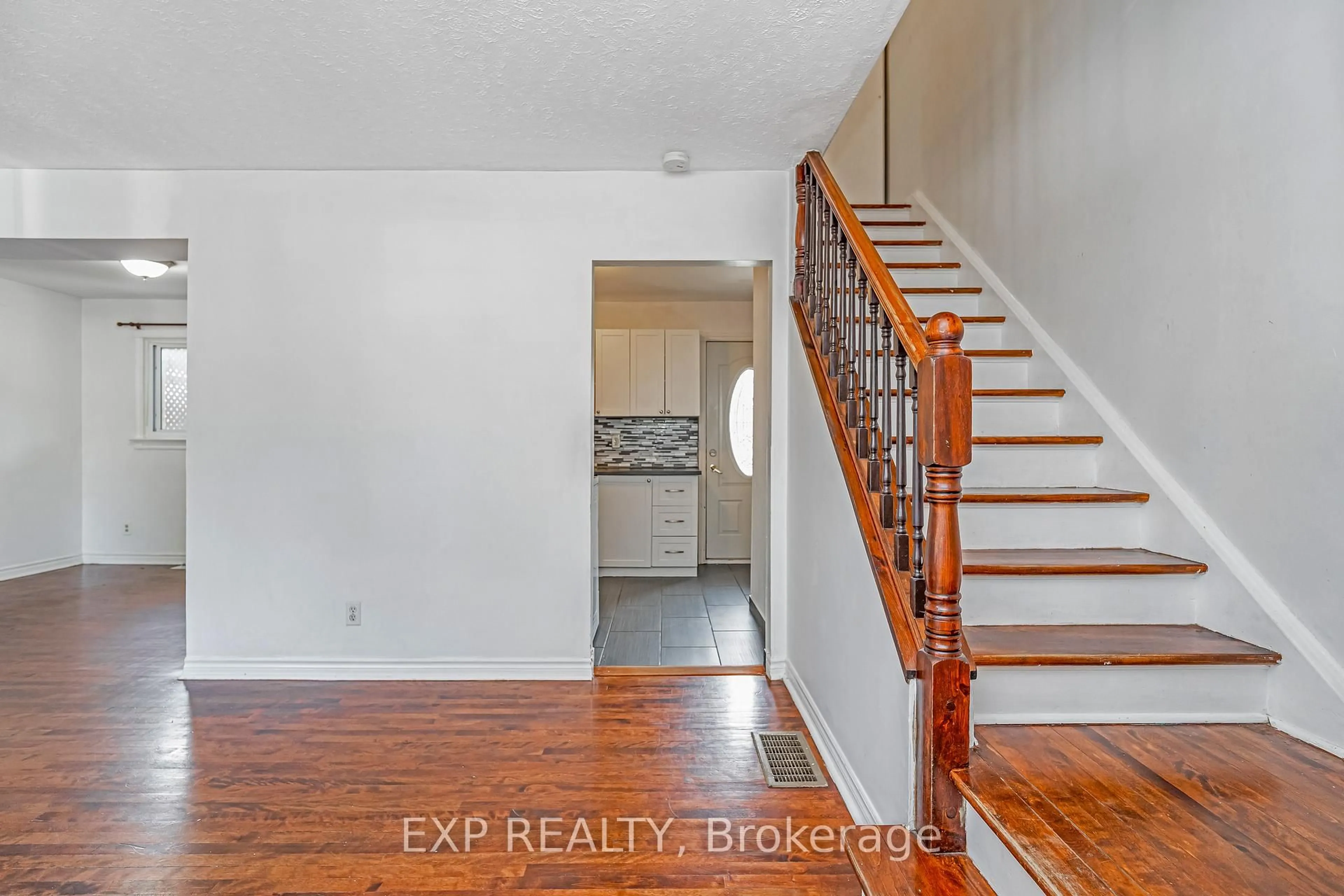 Indoor entryway for 646 Borthwick Ave, Ottawa Ontario K1K 2L9
