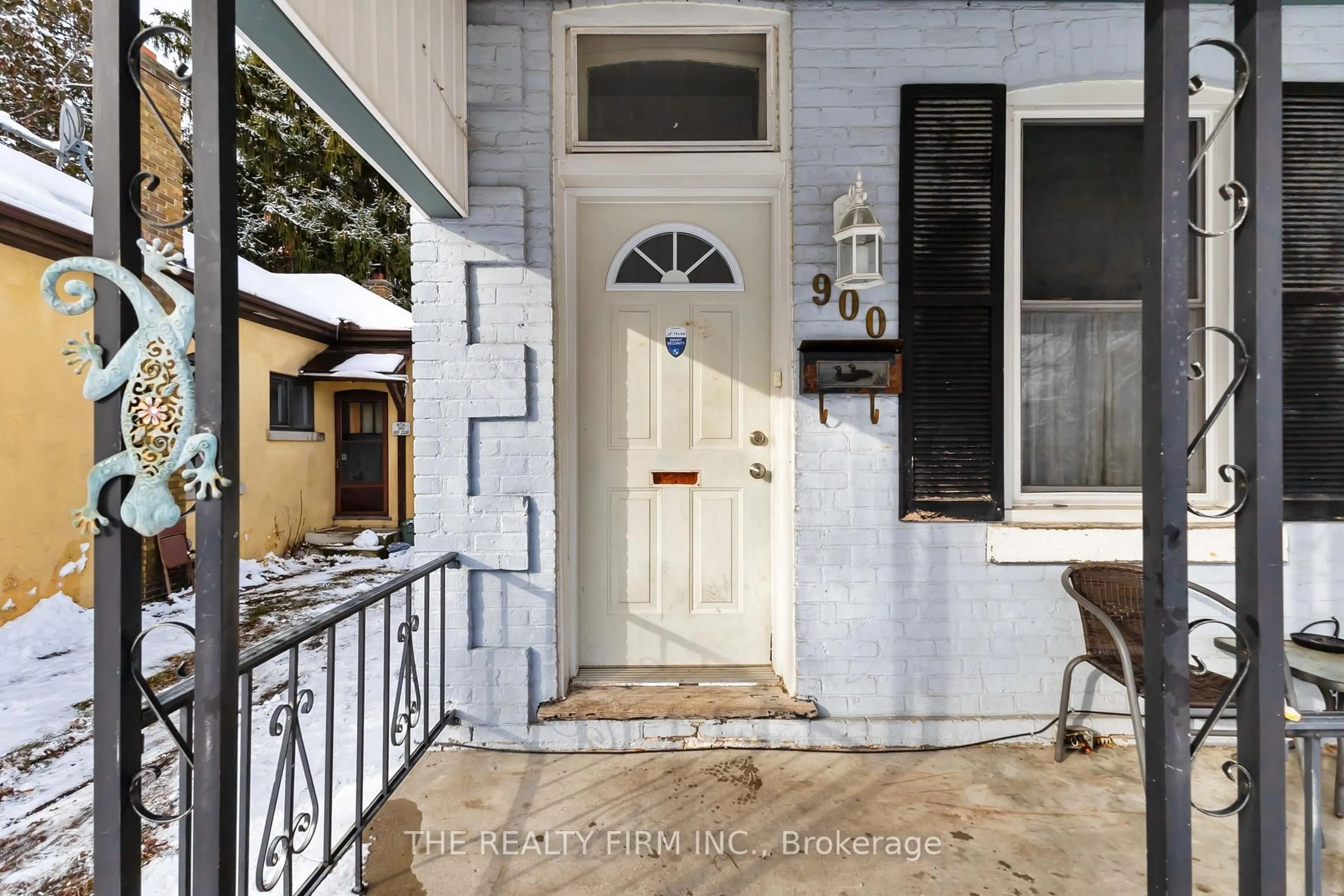 Unknown for 900 Dufferin Ave, London East Ontario N5W 3K2