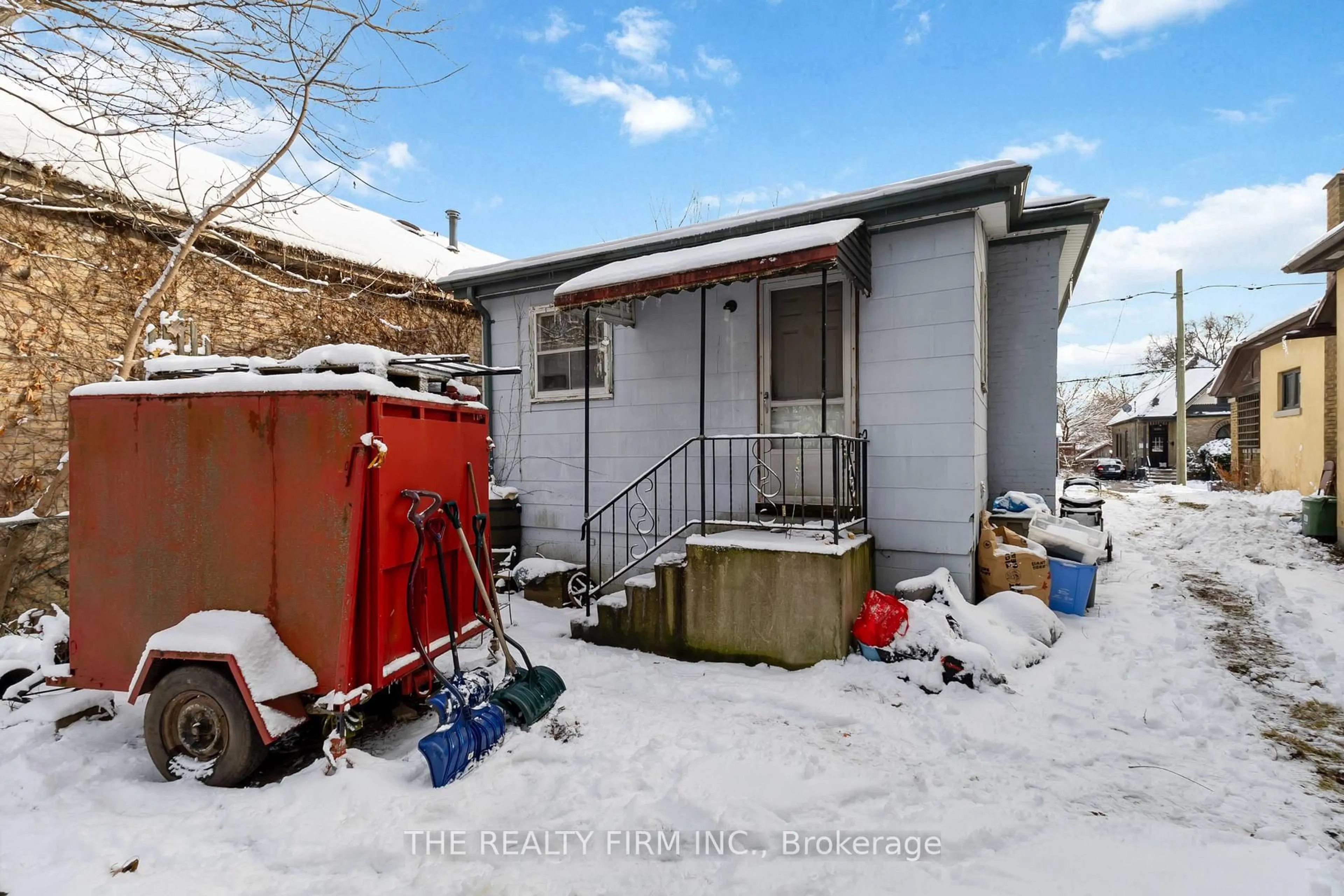 Shed for 900 Dufferin Ave, London East Ontario N5W 3K2