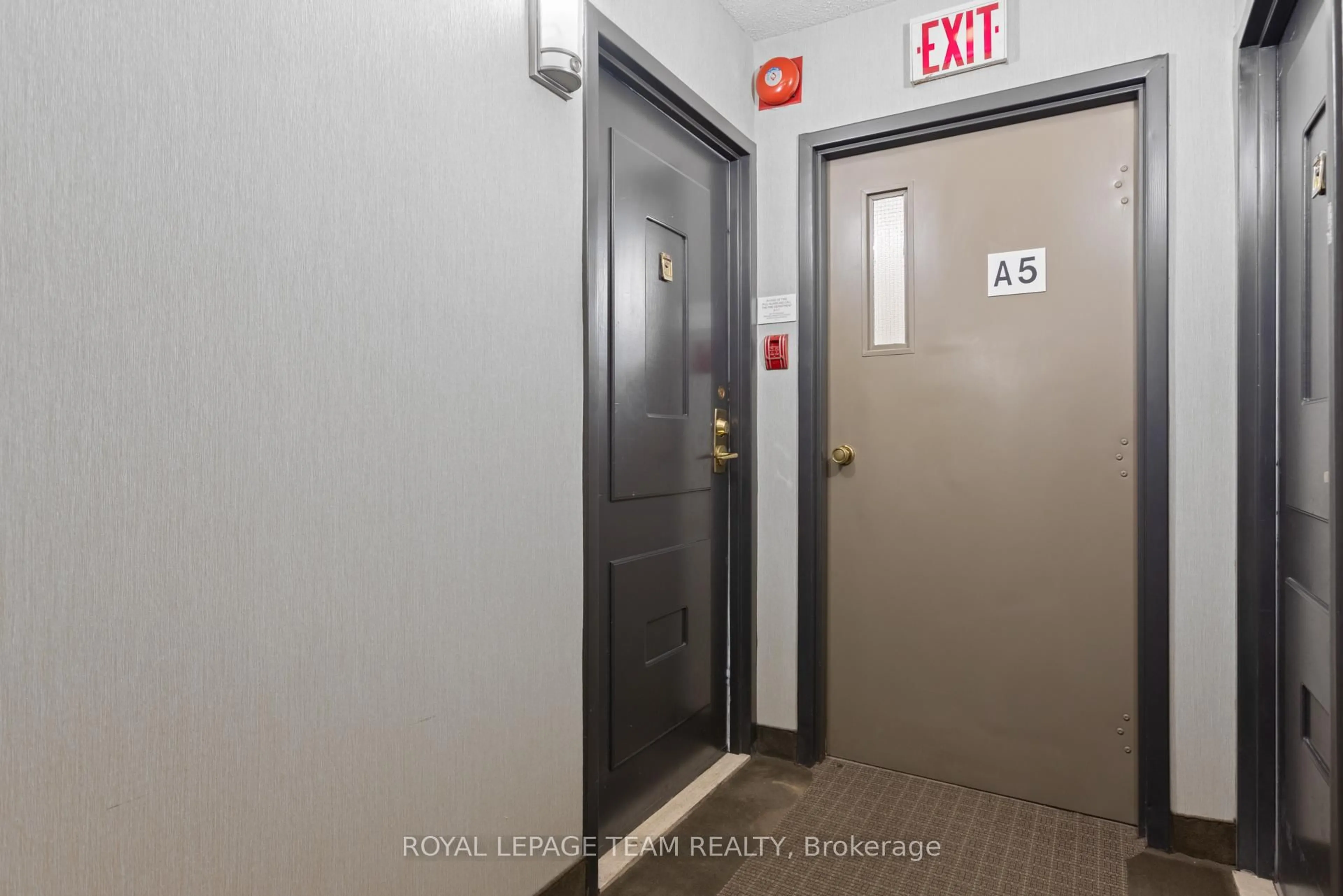 Indoor foyer for 141 Somerset St #503, Ottawa Ontario K2P 2H1