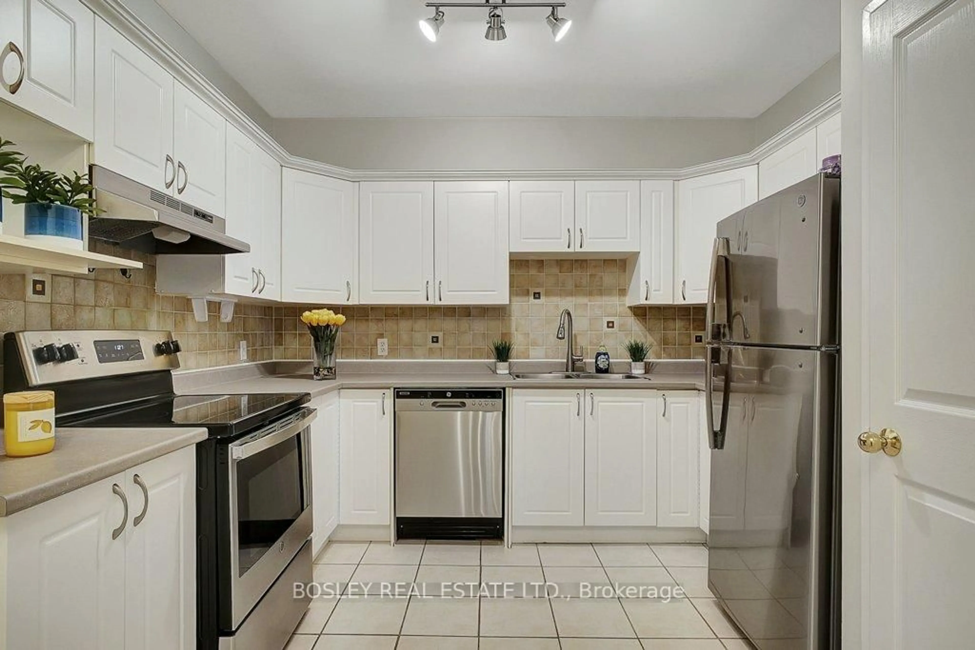 Standard kitchen, ceramic/tile floor for 255 Keats Way #805, Waterloo Ontario N2L 6N6
