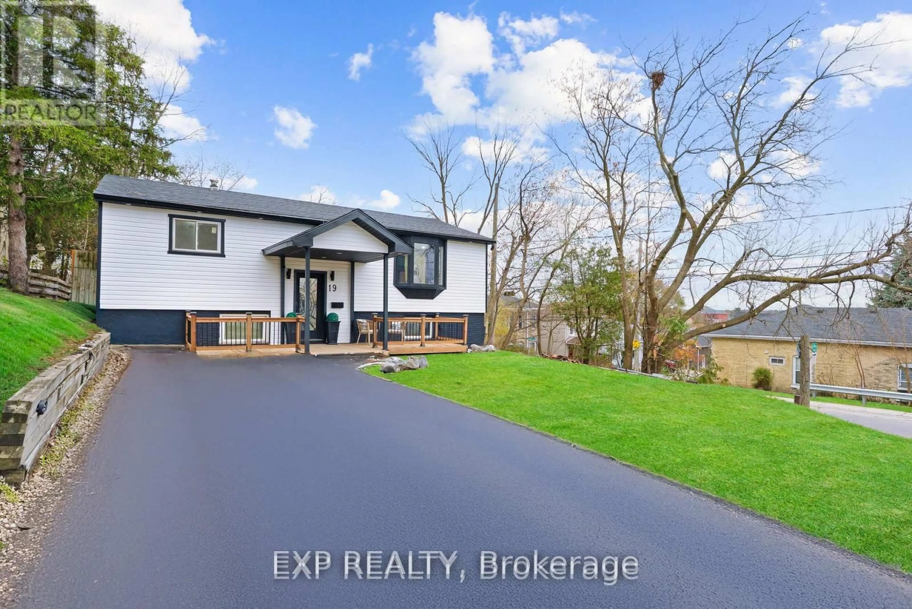 A pic from outside/outdoor area/front of a property/back of a property/a pic from drone, street for 19 Broad St, Brantford Ontario N3R 7E1