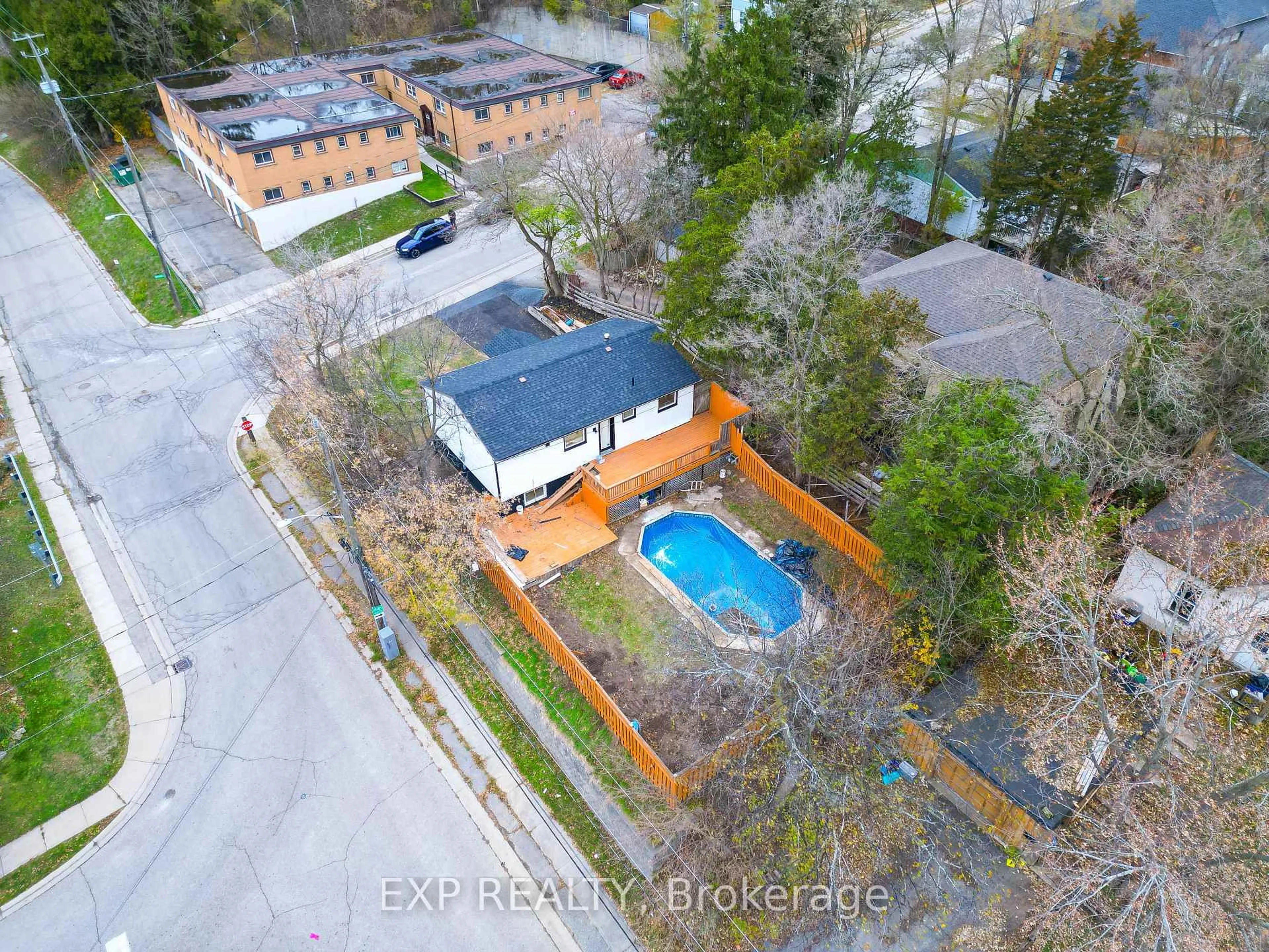A pic from outside/outdoor area/front of a property/back of a property/a pic from drone, unknown for 19 Broad St, Brantford Ontario N3R 7E1