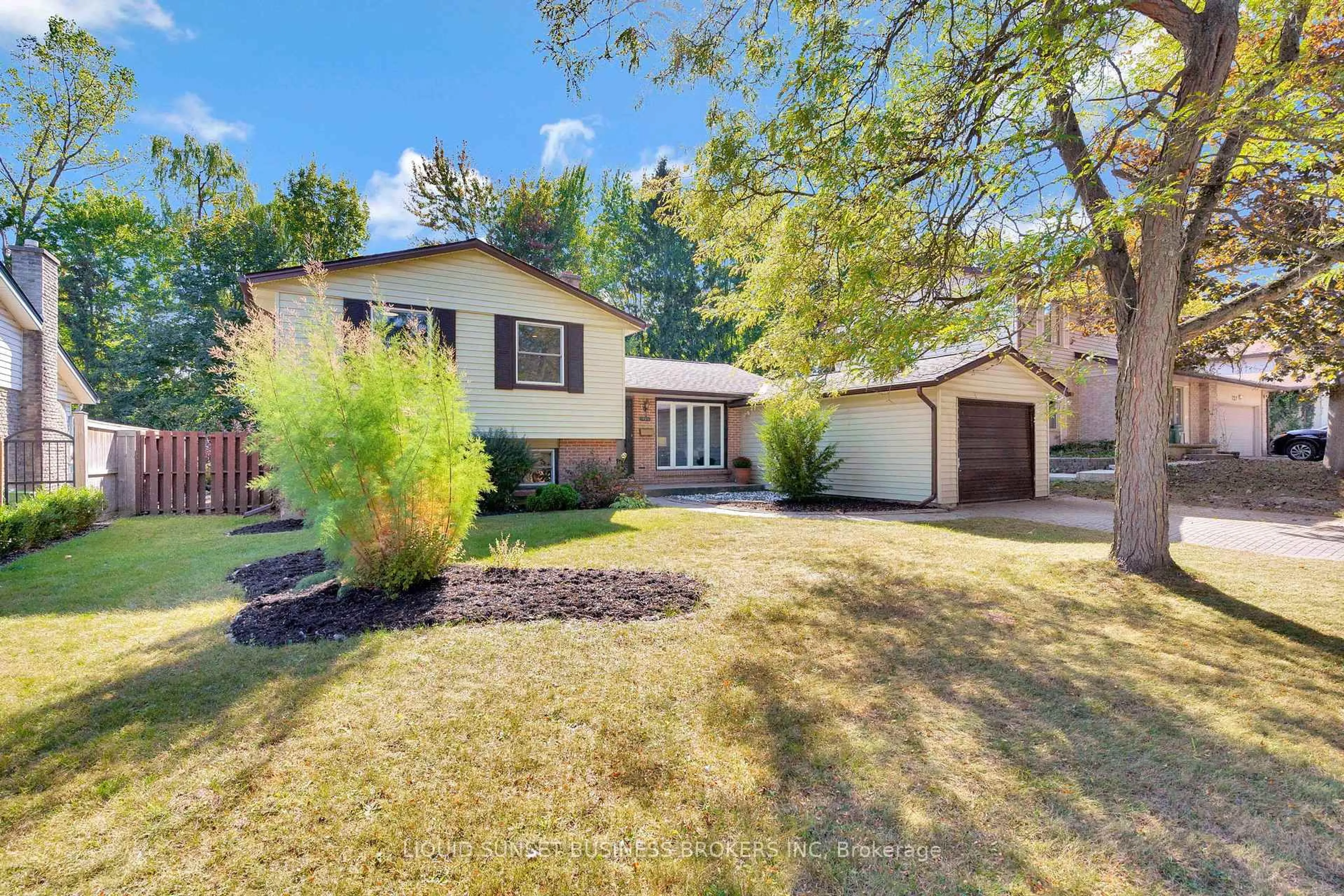 A pic from outside/outdoor area/front of a property/back of a property/a pic from drone, street for 723 Barclay Rd, London South Ontario N6K 1K4