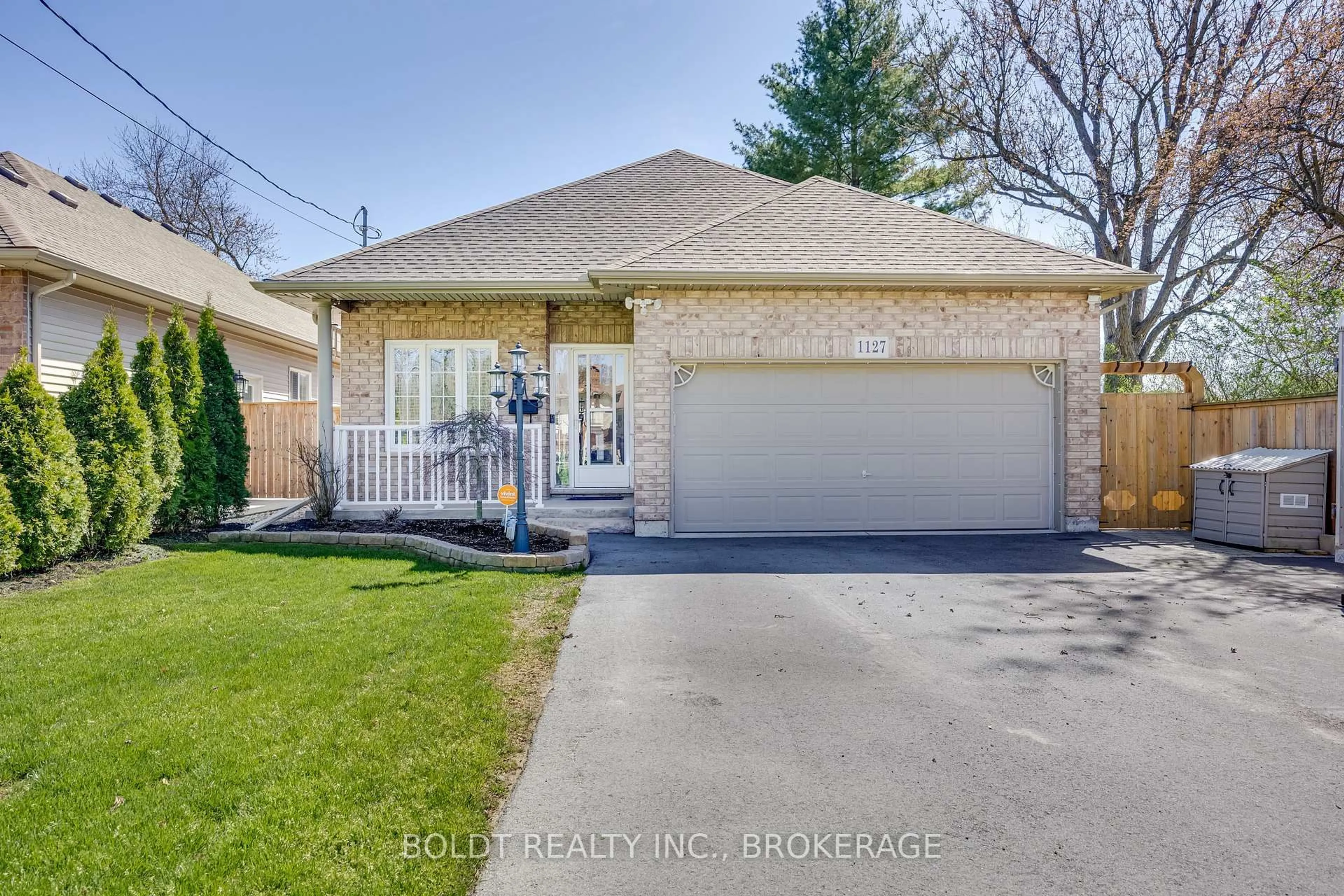 Home with brick exterior material, street for 1127 Pelham St, Pelham Ontario L3C 3E4