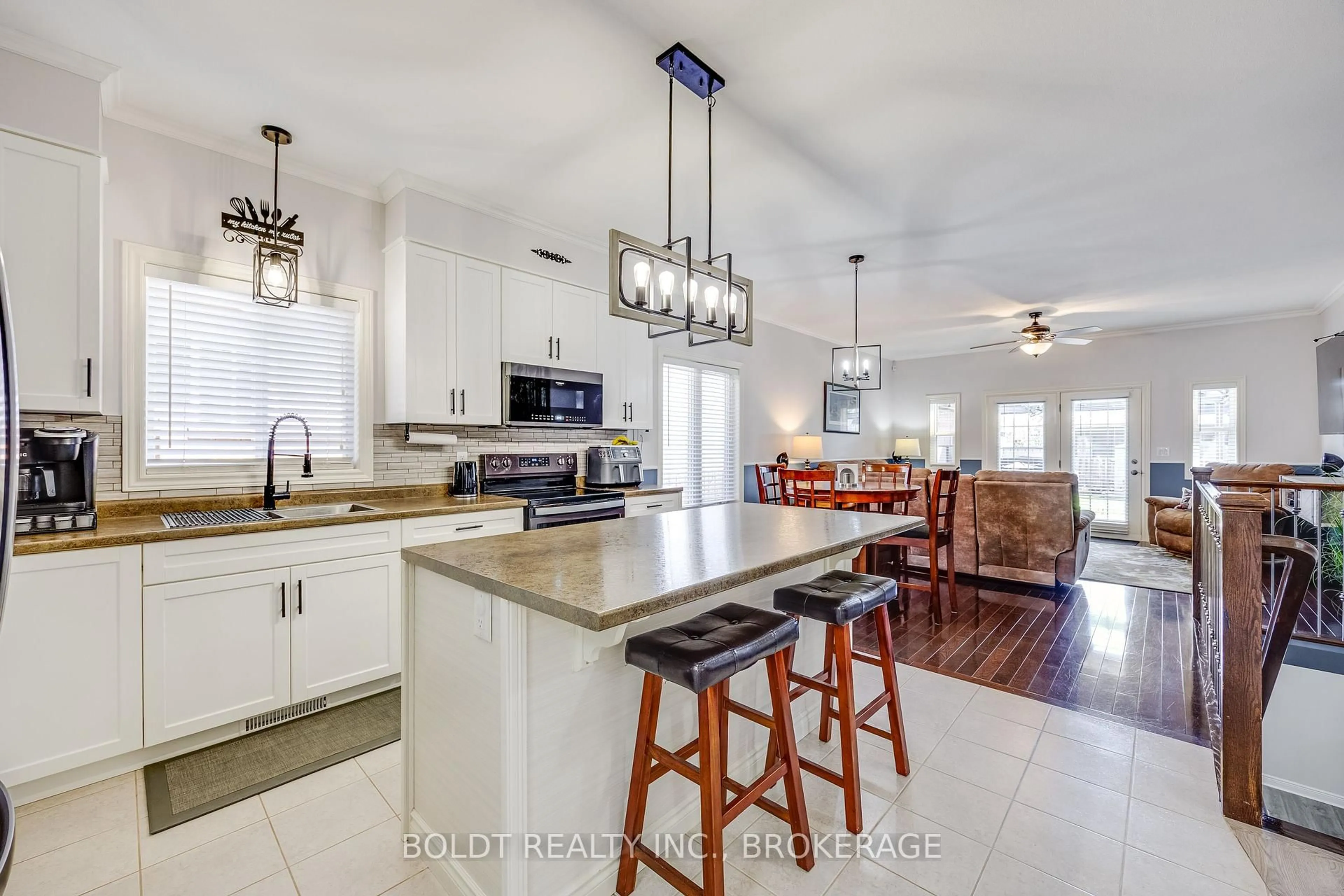 Open concept kitchen, ceramic/tile floor for 1127 Pelham St, Pelham Ontario L3C 3E4