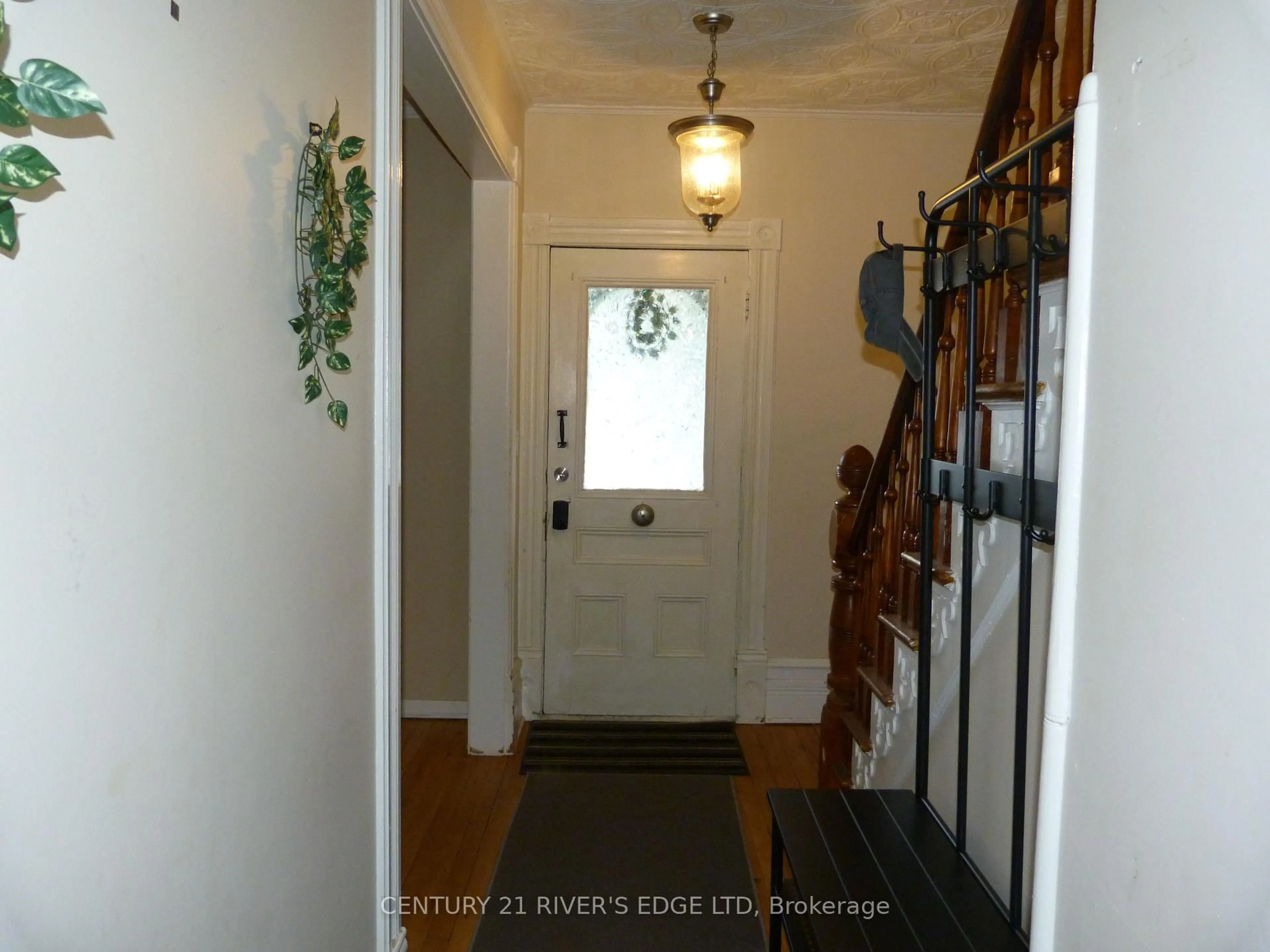 Indoor entryway for 453 May St, North Dundas Ontario K0C 2K0