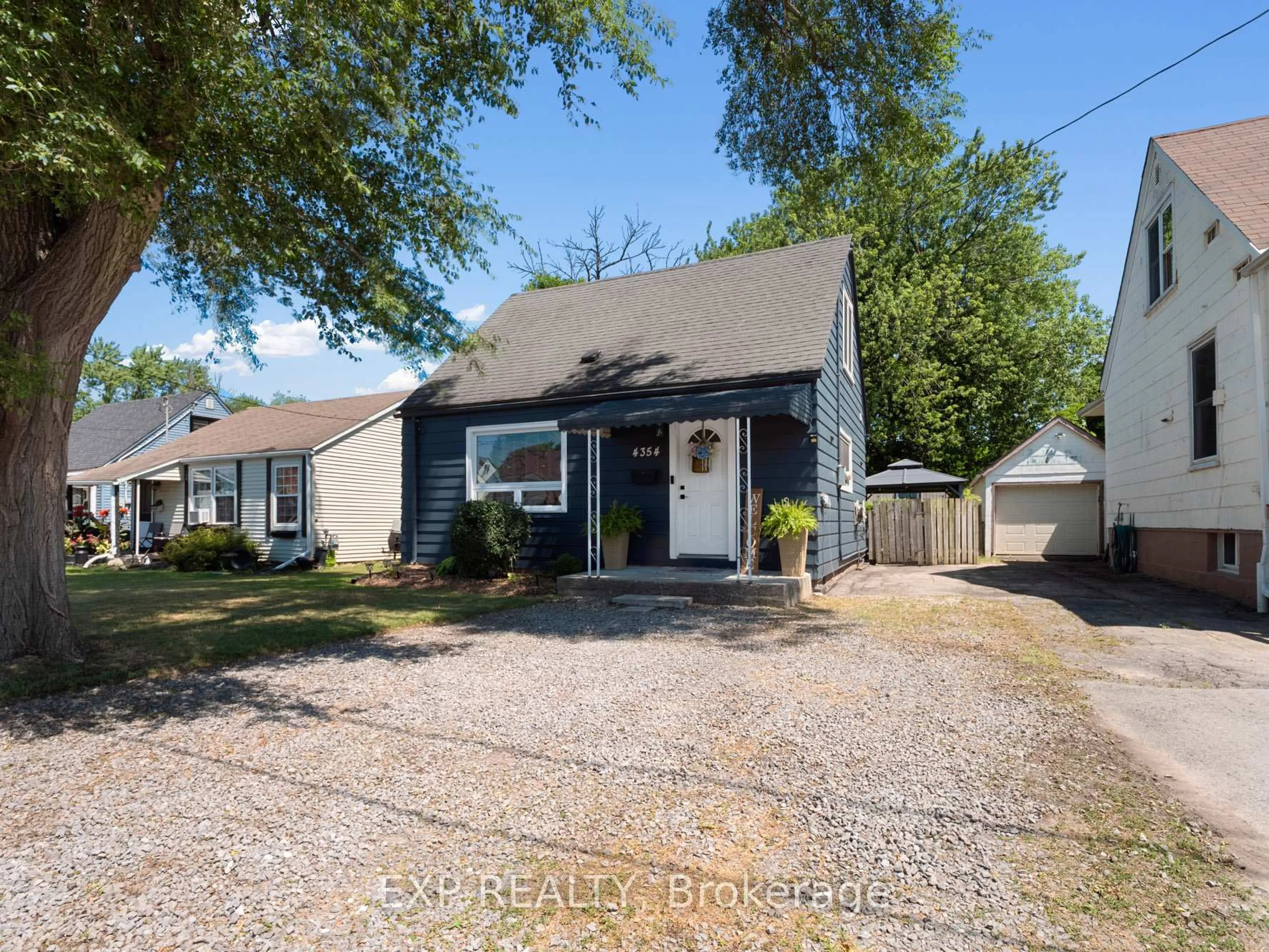 A pic from outside/outdoor area/front of a property/back of a property/a pic from drone, street for 4354 Fifth Ave, Niagara Falls Ontario L2E 4R2