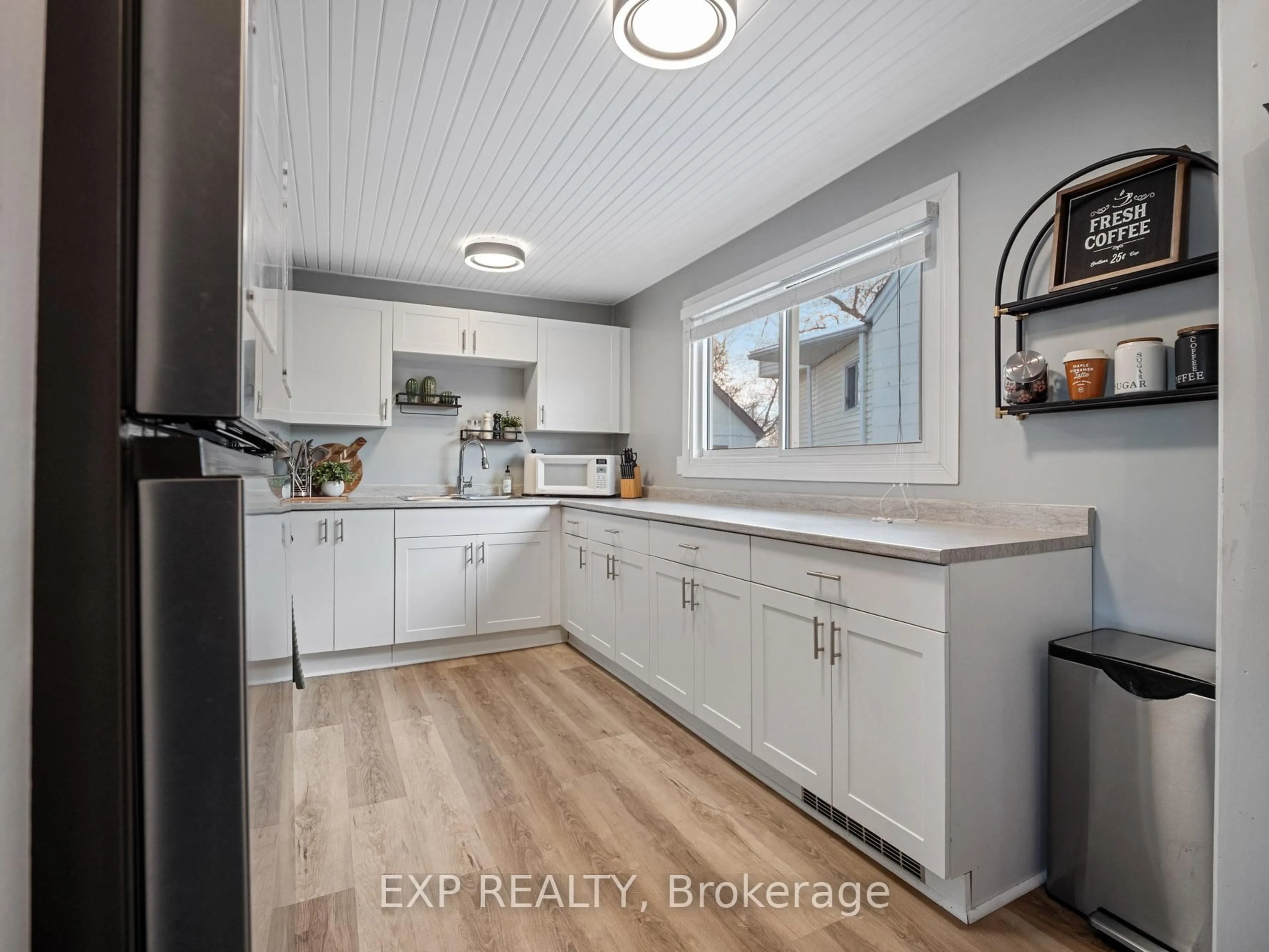 Open concept kitchen, unknown for 4354 Fifth Ave, Niagara Falls Ontario L2E 4R2