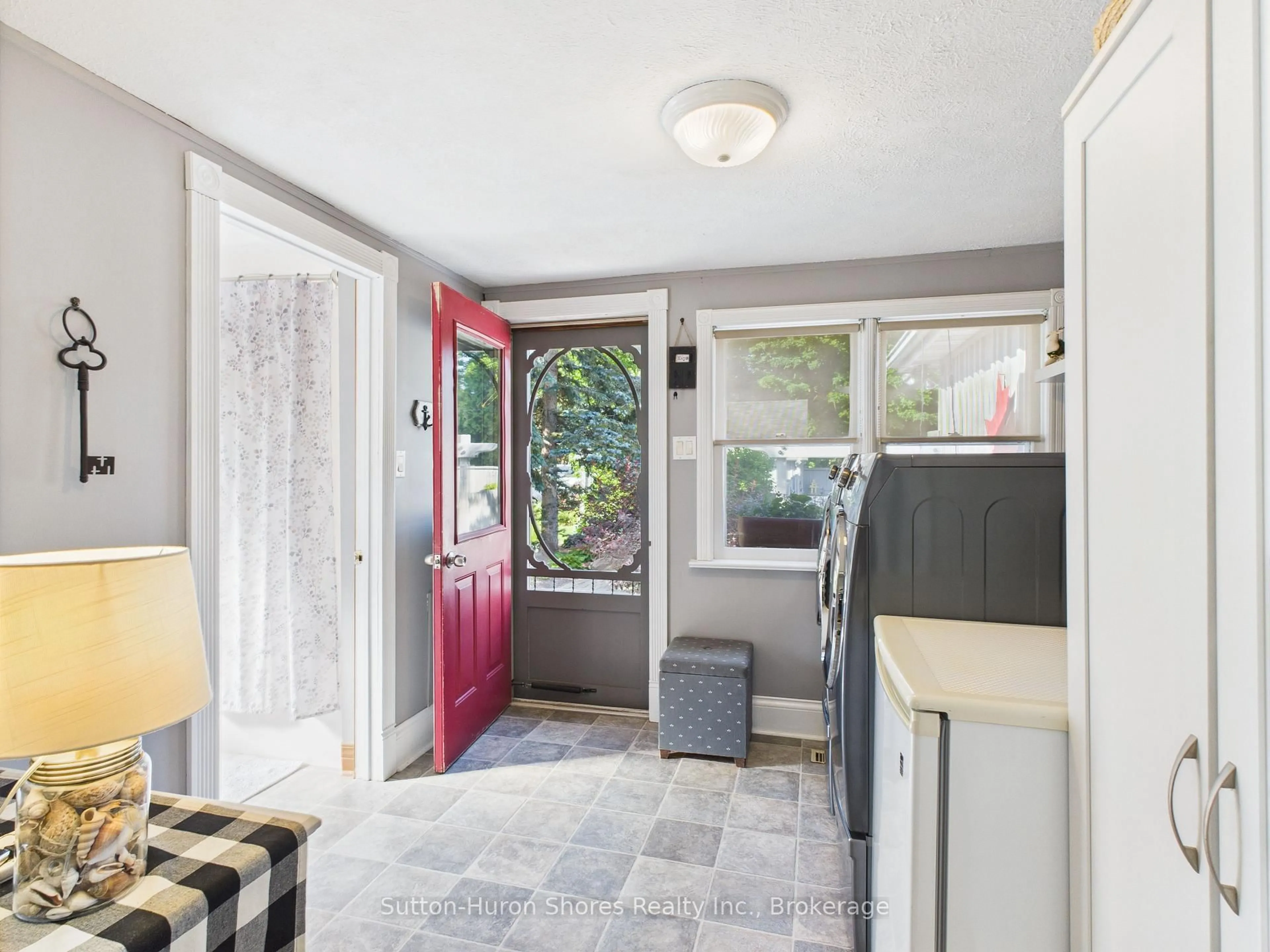 Indoor entryway for 668, 662 Gustavus St, Saugeen Shores Ontario N0H 2C0