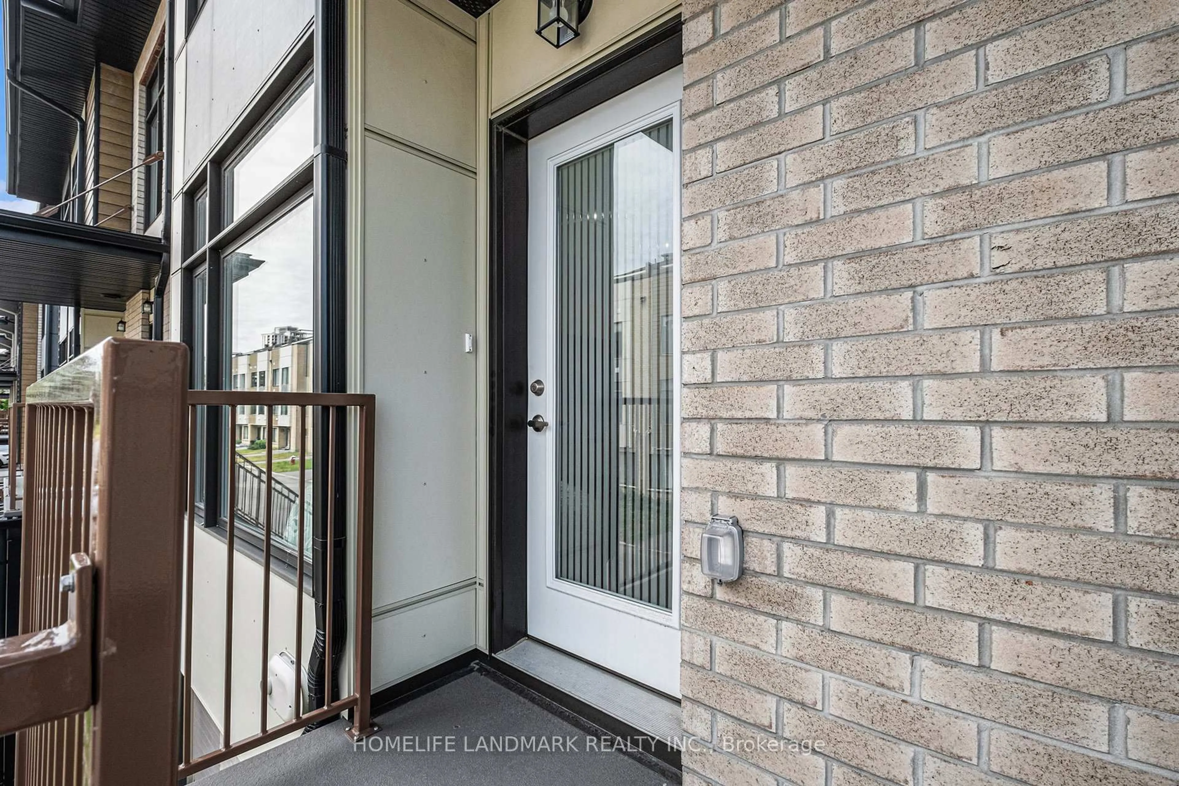 Indoor entryway for 308 Foliage Private, Ottawa Ontario K2H 0C5
