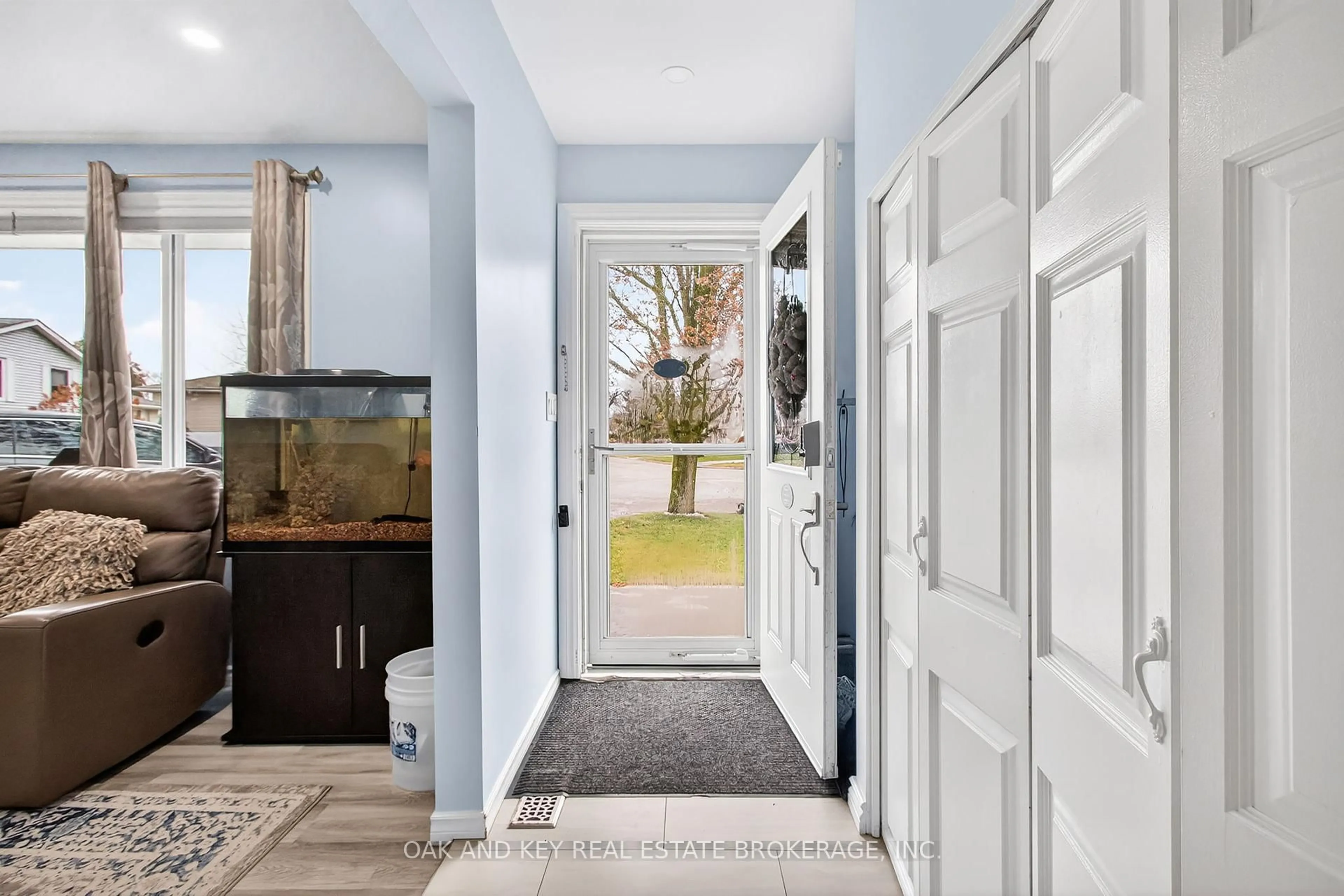 Indoor entryway for 86 Chestnut Dr, Chatham-Kent Ontario N7M 4Z1