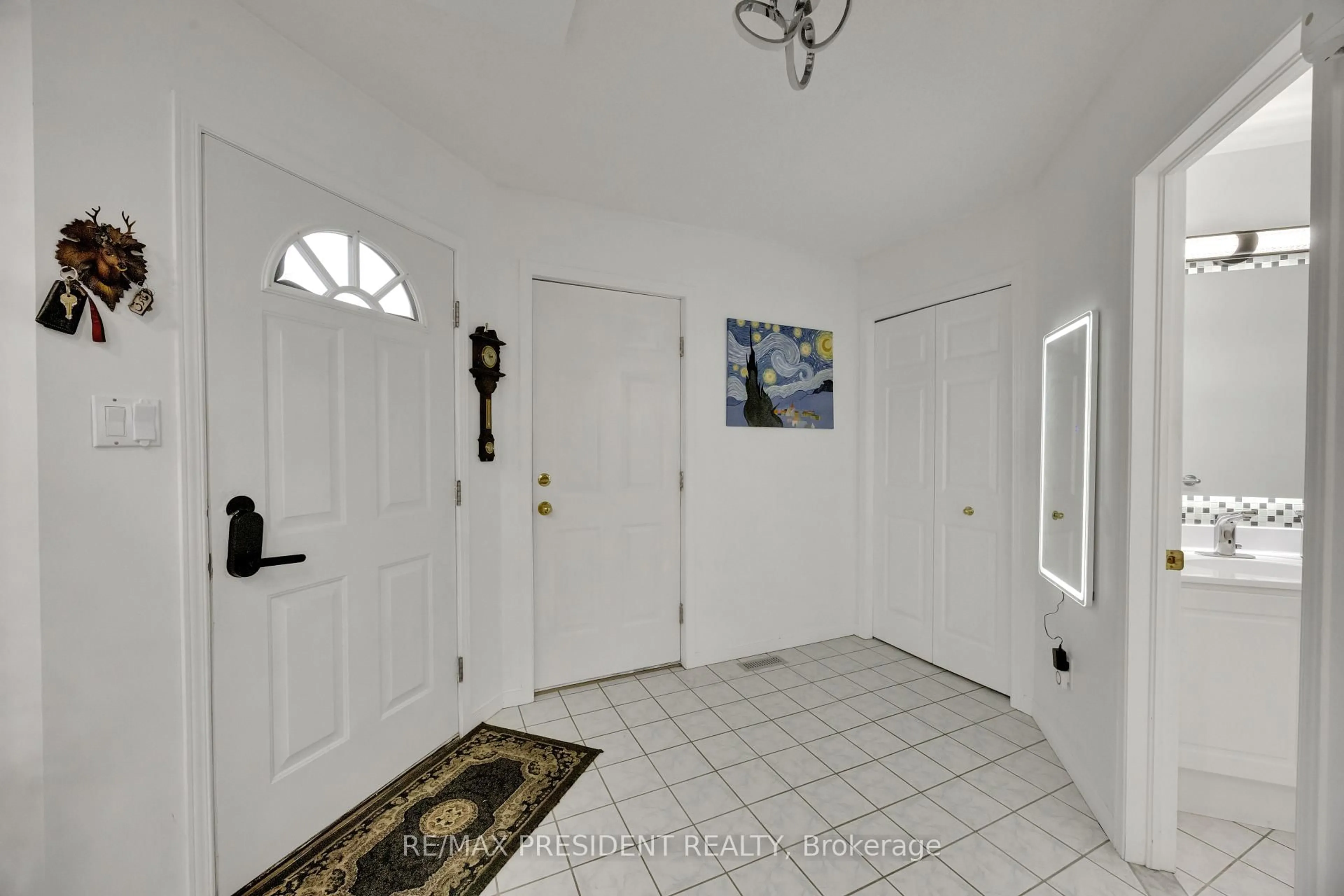 Indoor entryway for 10 Chalkstone Dr #18, London South Ontario N6E 3Z9