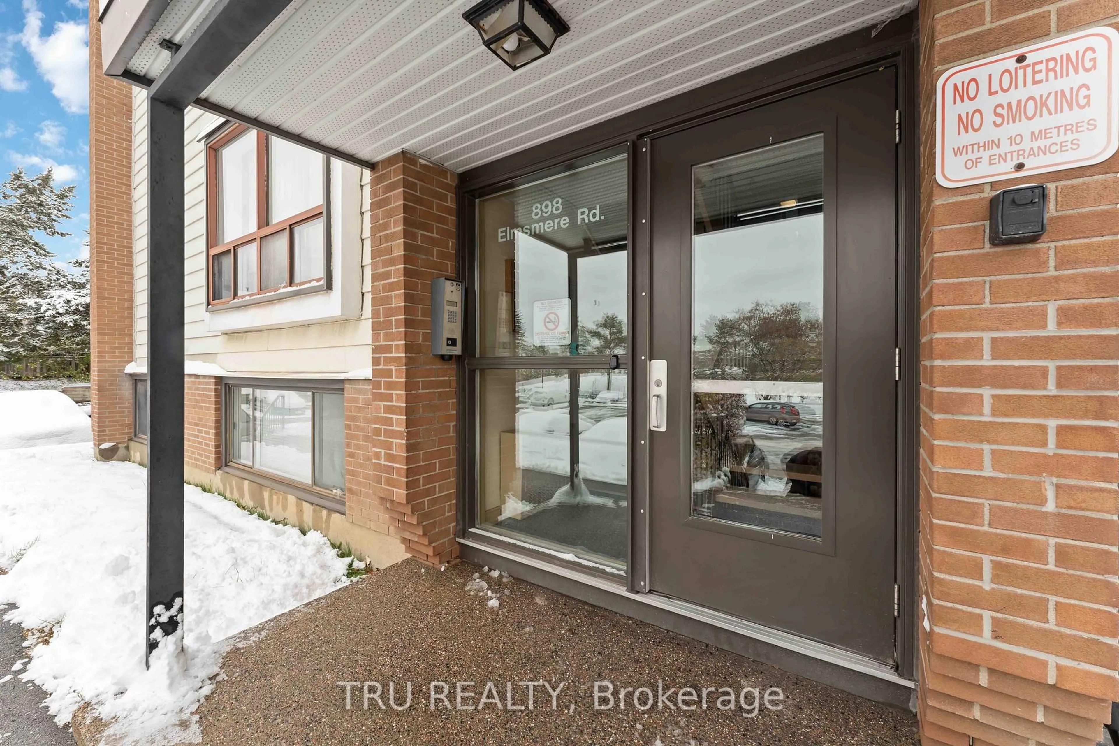 Indoor entryway for 898 Elmsmere Rd #8, Ottawa Ontario K1J 7T6