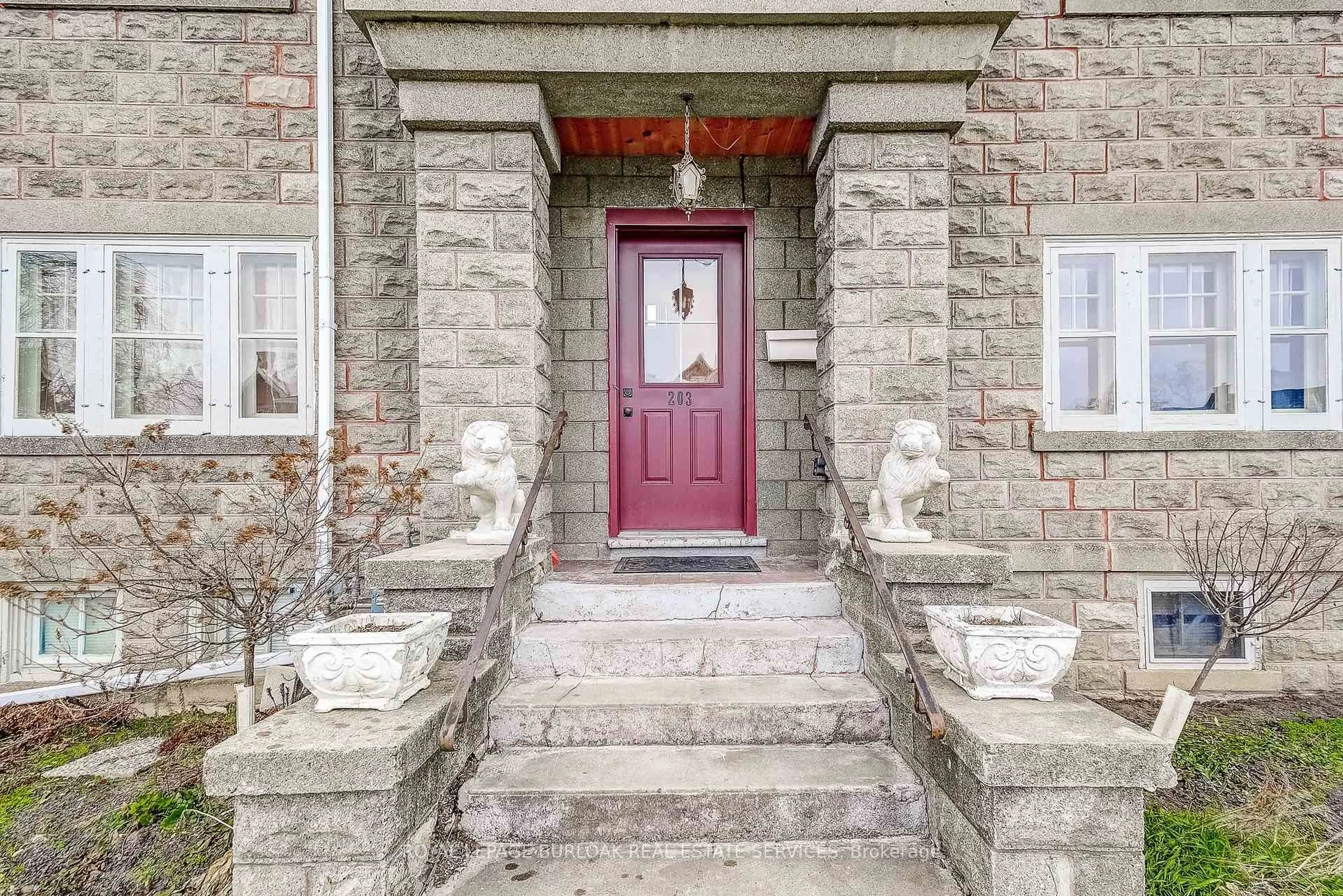 Indoor entryway for 203 Broad St, Haldimand Ontario N1A 1S8