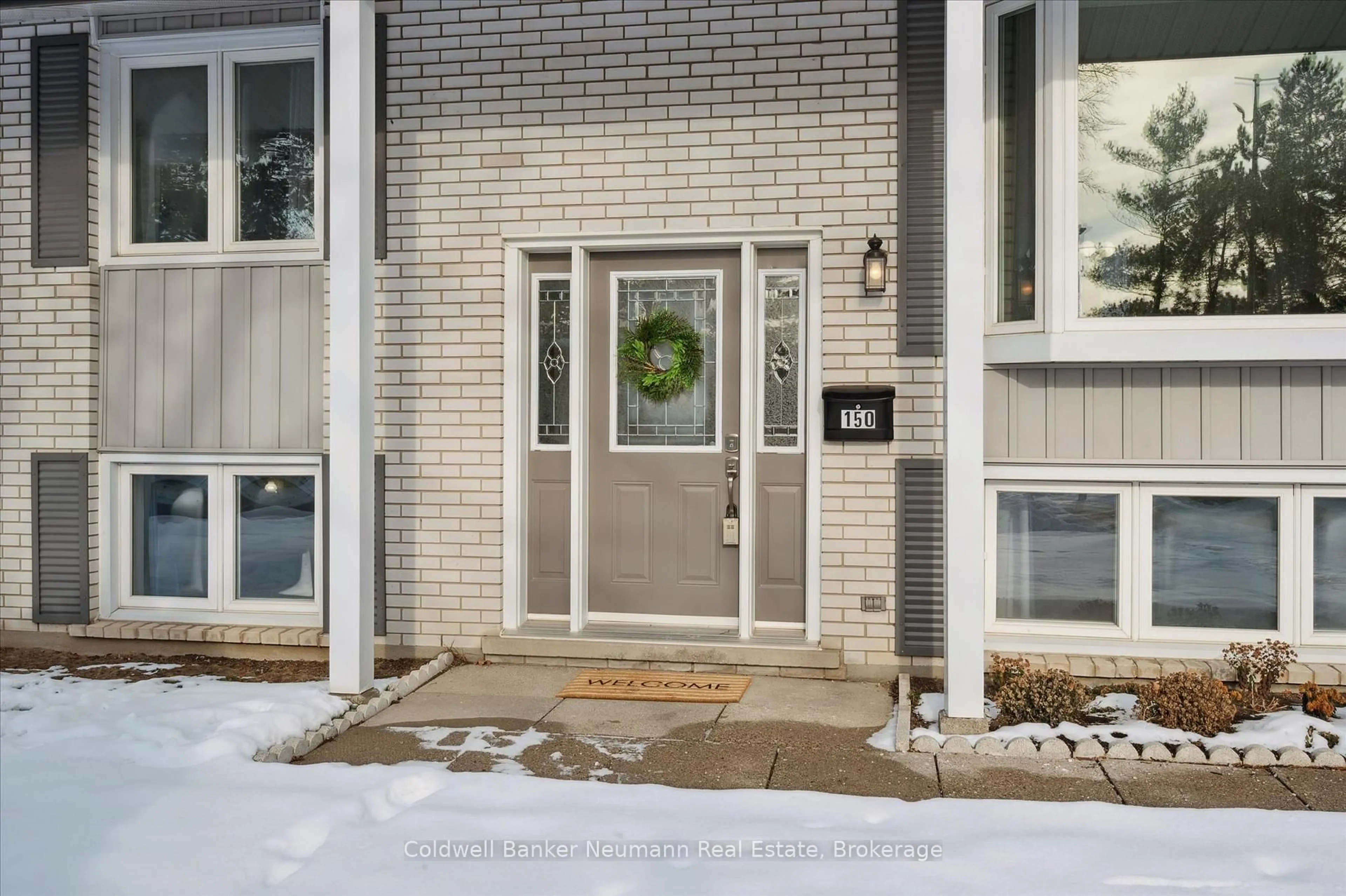 Indoor entryway for 150 Applewood Cres, Guelph Ontario N1H 6B7
