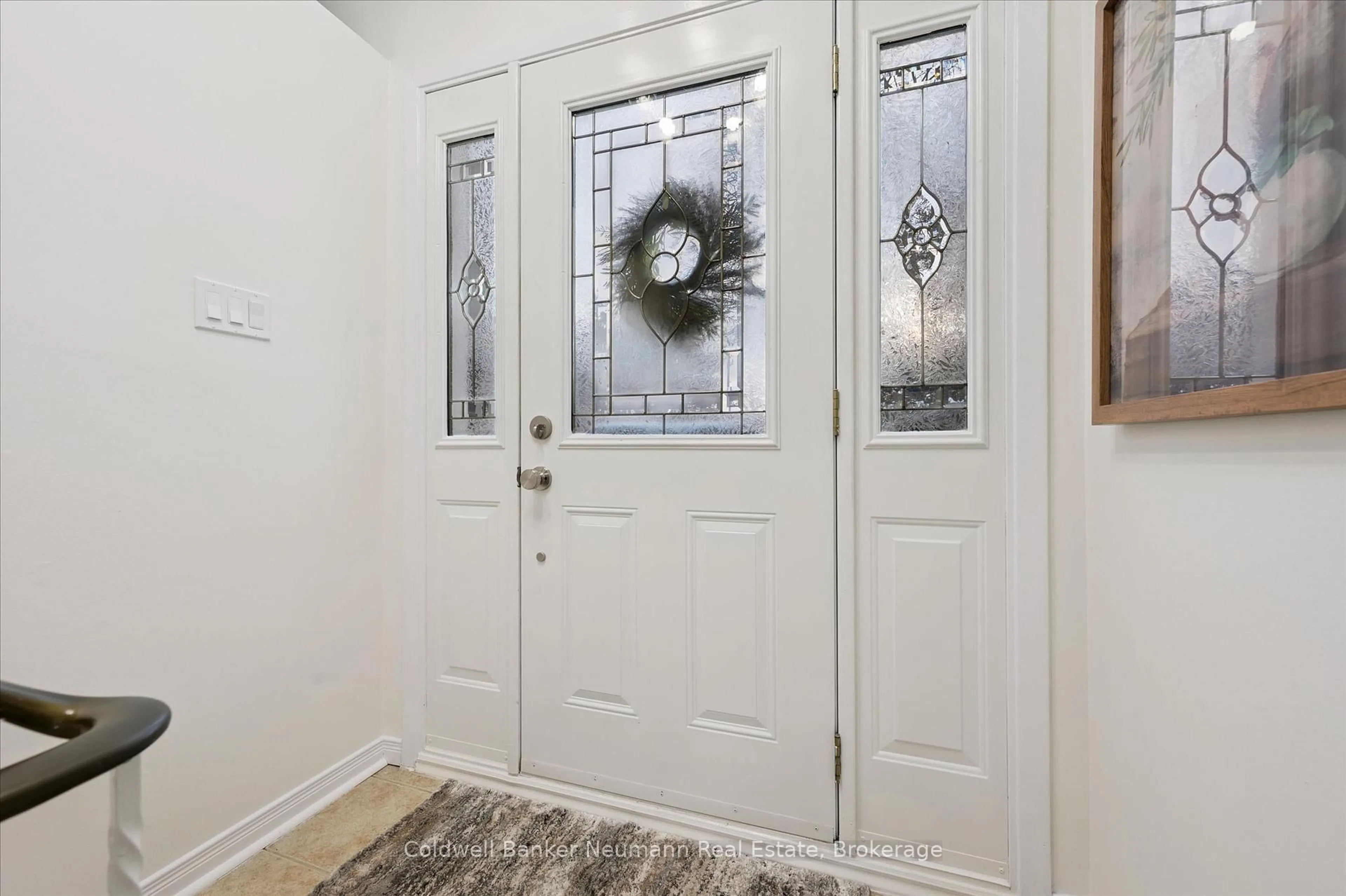 Indoor entryway for 150 Applewood Cres, Guelph Ontario N1H 6B7