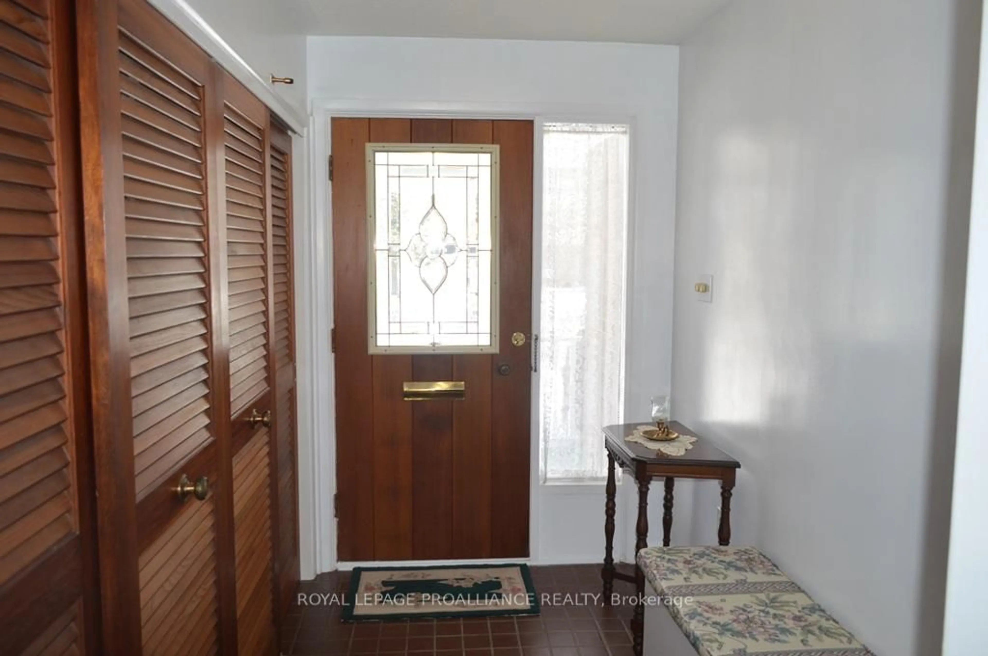 Indoor entryway for 9 Parkview Hts, Quinte West Ontario K8V 5L9