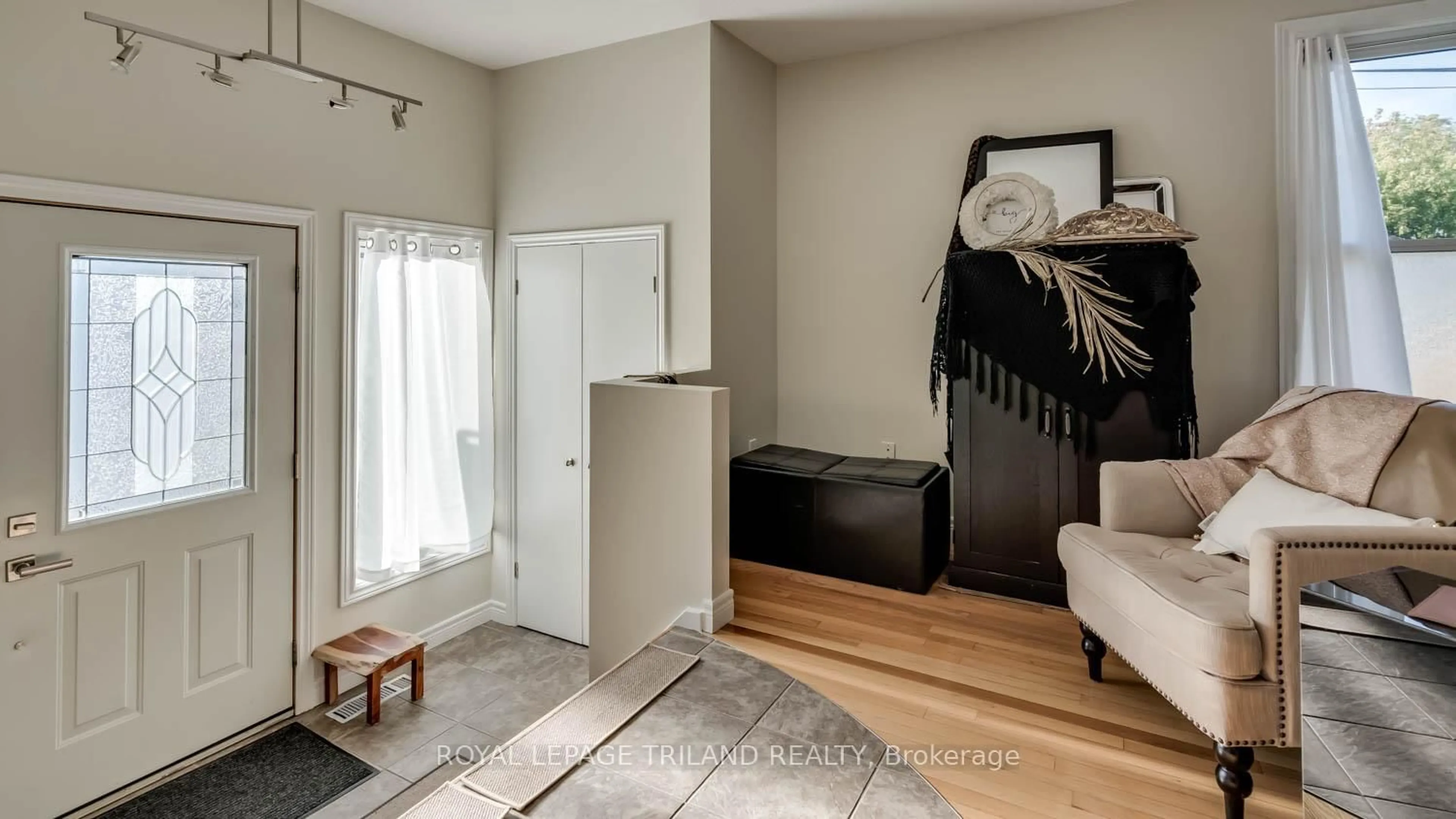 Indoor entryway for 226 Rainbow Ave, London East Ontario N5W 4W1