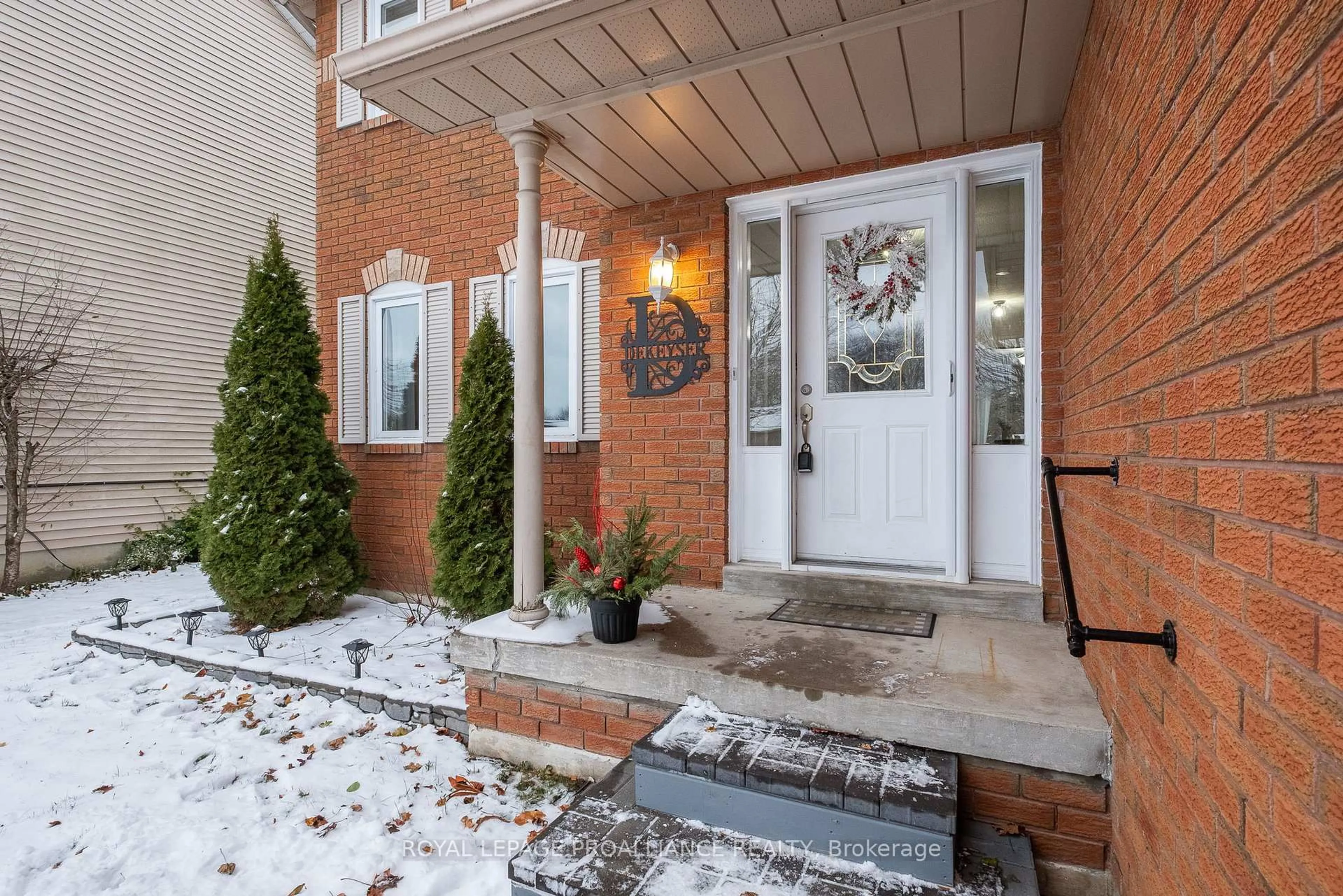 Indoor entryway for 851 Chipping Park Blvd, Cobourg Ontario K9A 5L1