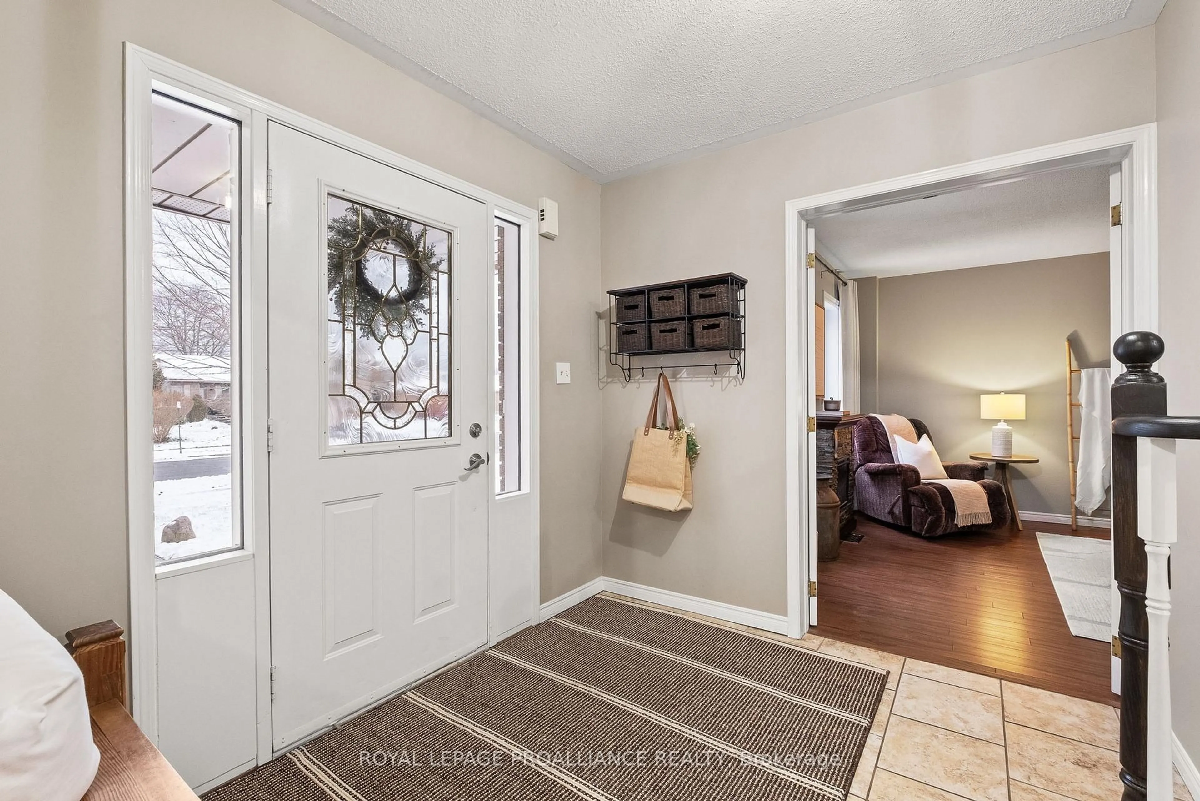 Indoor entryway for 851 Chipping Park Blvd, Cobourg Ontario K9A 5L1