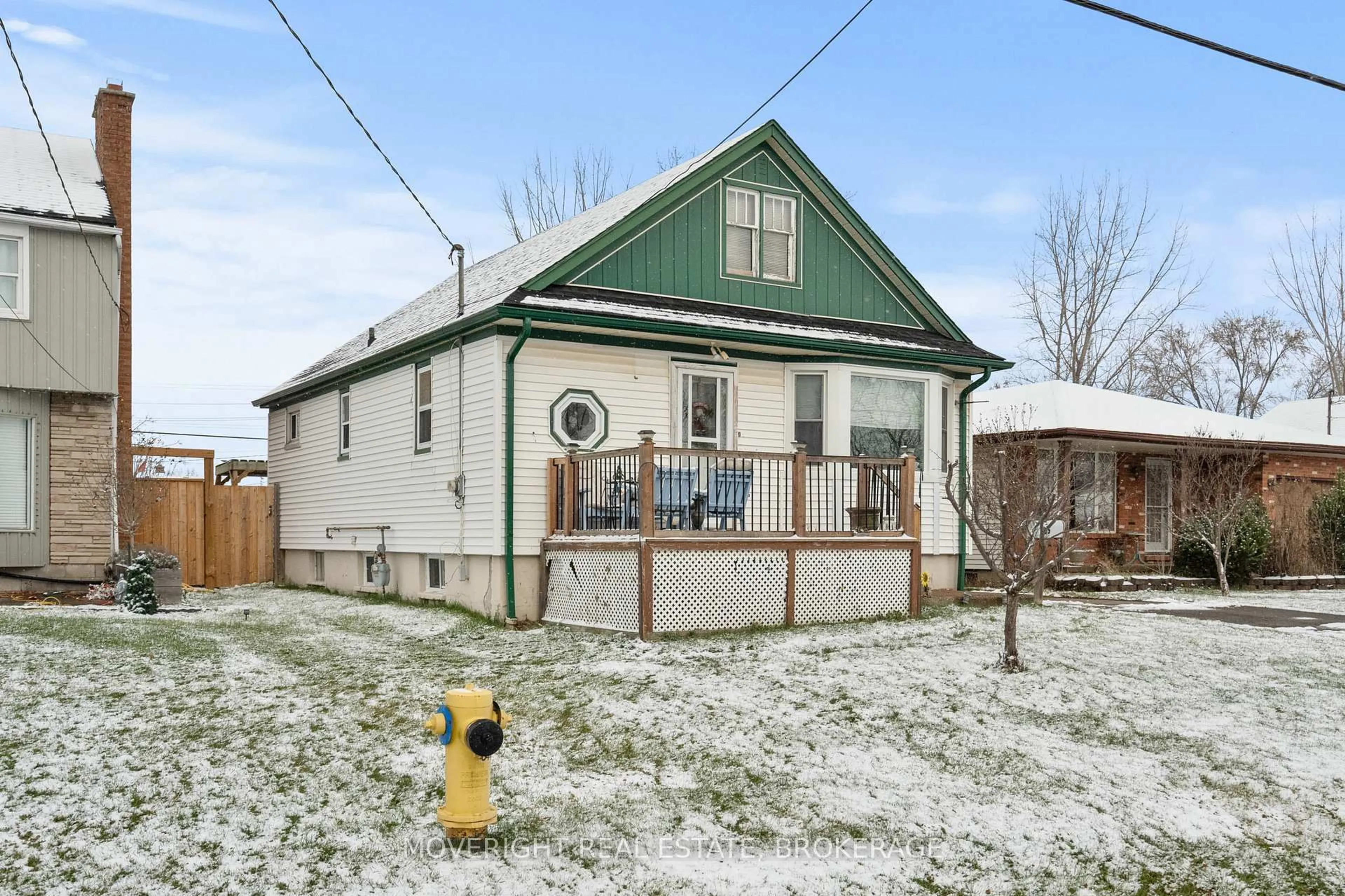 A pic from outside/outdoor area/front of a property/back of a property/a pic from drone, street for 45 Bloomfield Ave, St. Catharines Ontario L2P 1X2