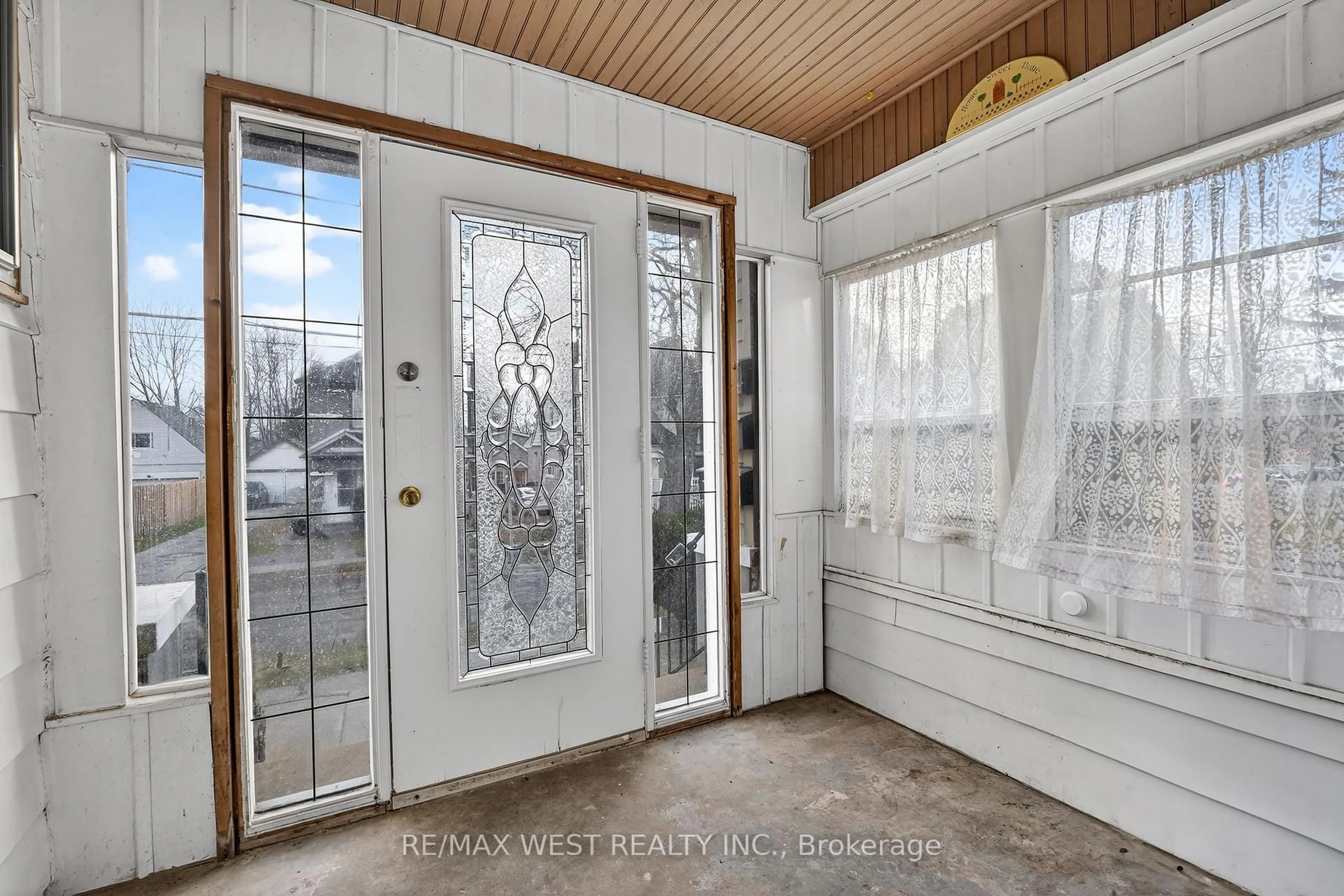 Indoor entryway for 6175 Barker St, Niagara Falls Ontario L2G 1Y5