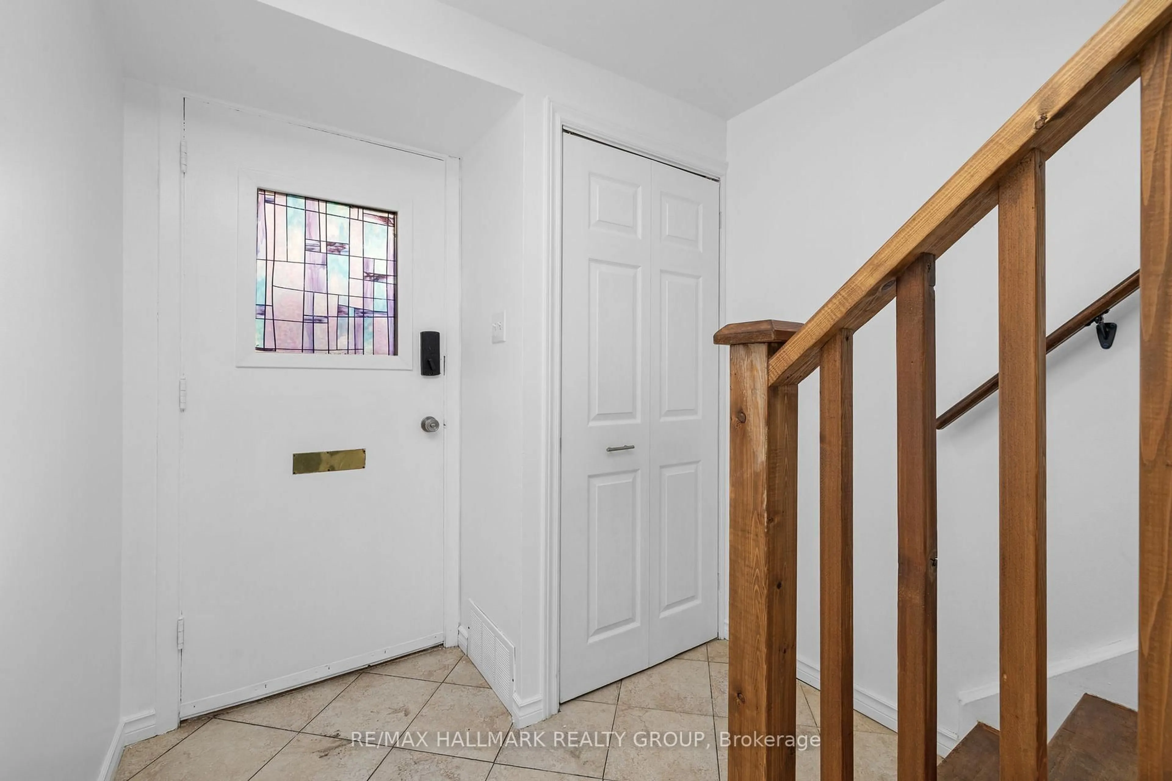 Indoor entryway for 1458 Heatherington Rd #C, Ottawa Ontario K1V 6S1