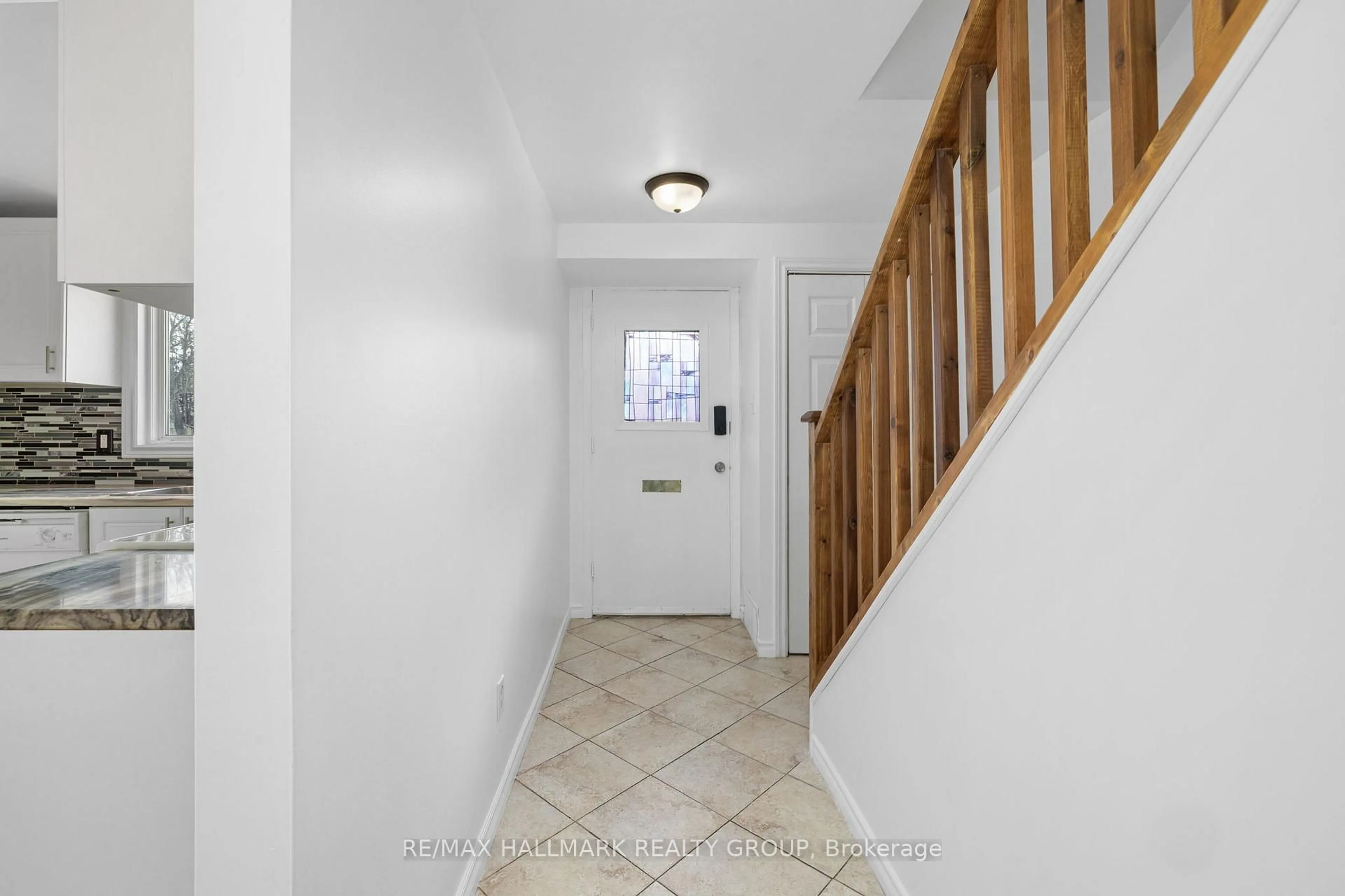 Indoor entryway for 1458 Heatherington Rd #C, Ottawa Ontario K1V 6S1