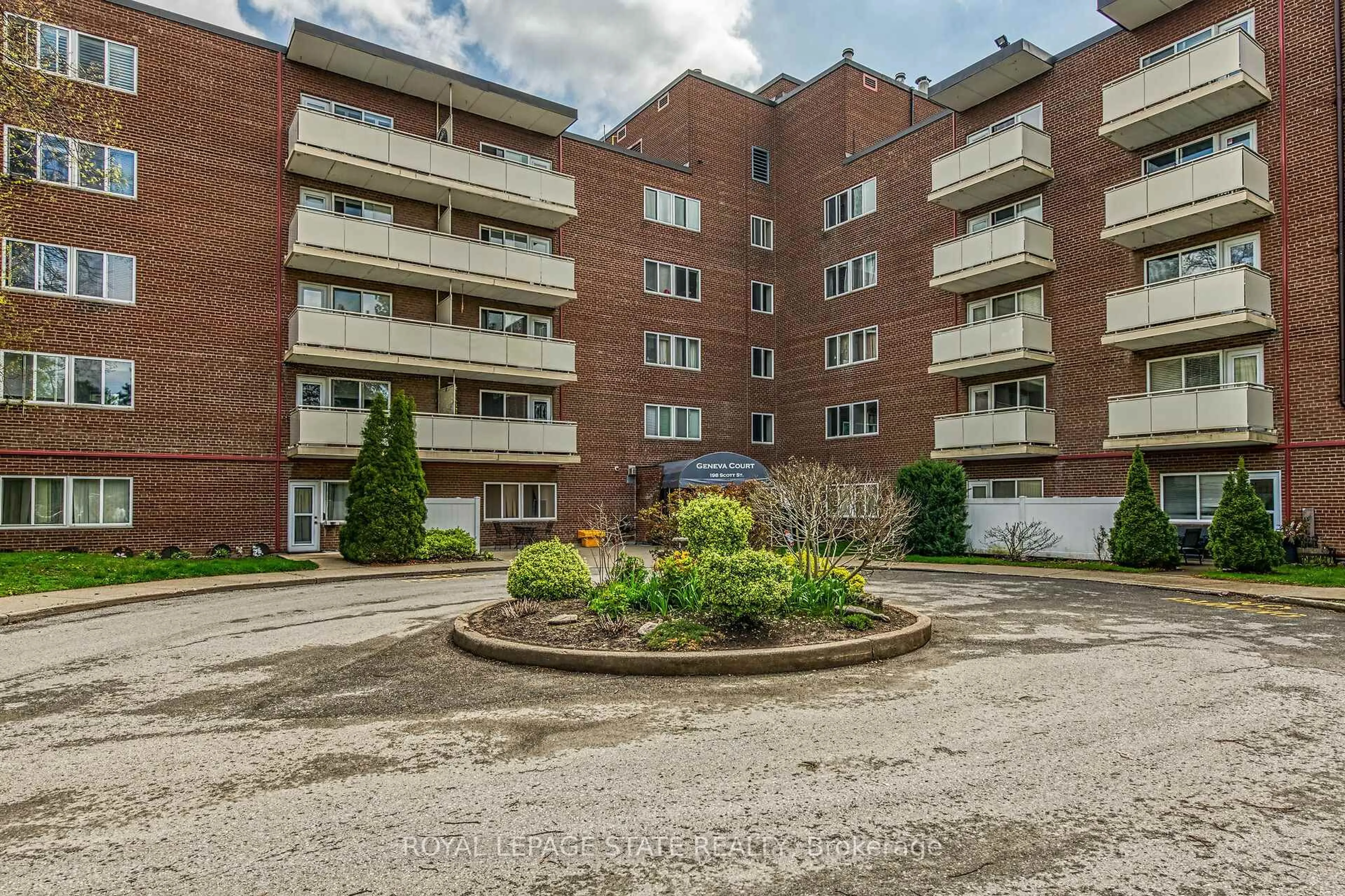 Patio, street for 198 Scott St #220, St. Catharines Ontario L2N 5T3
